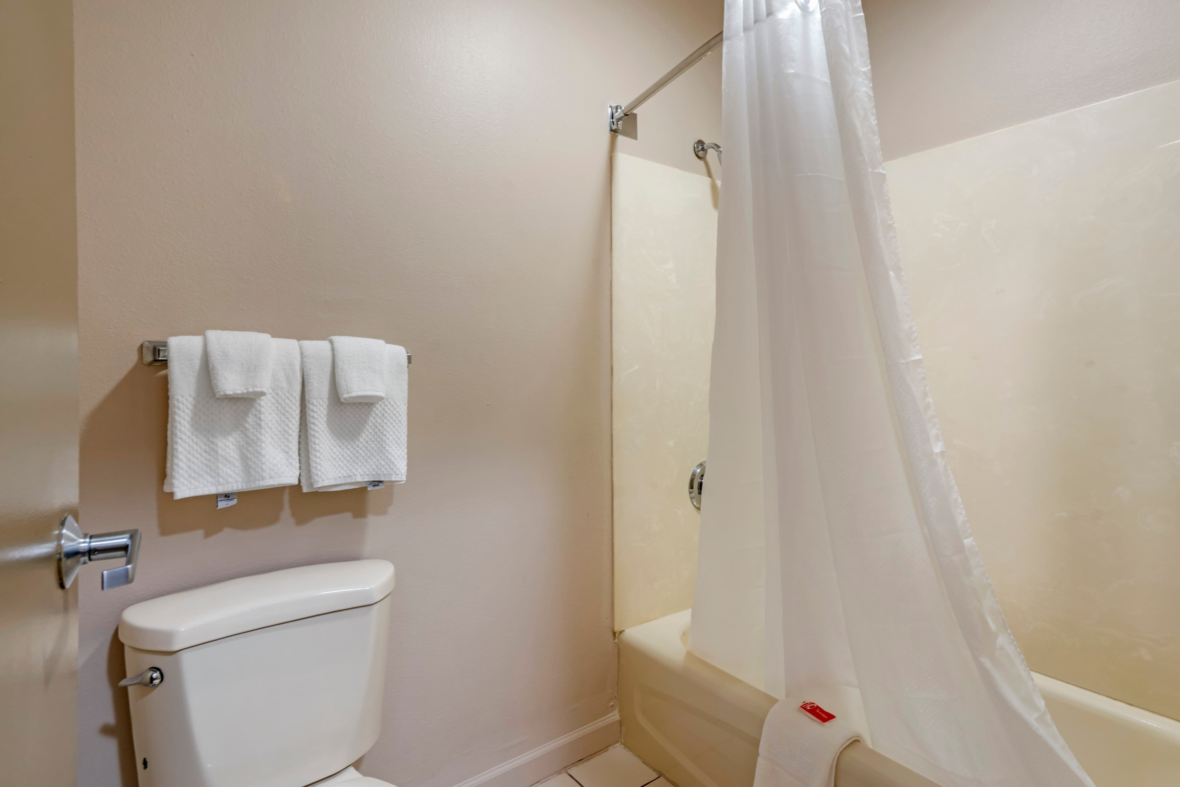 Econo Lodge Inn & Suites Granite City - St. Louis — 12