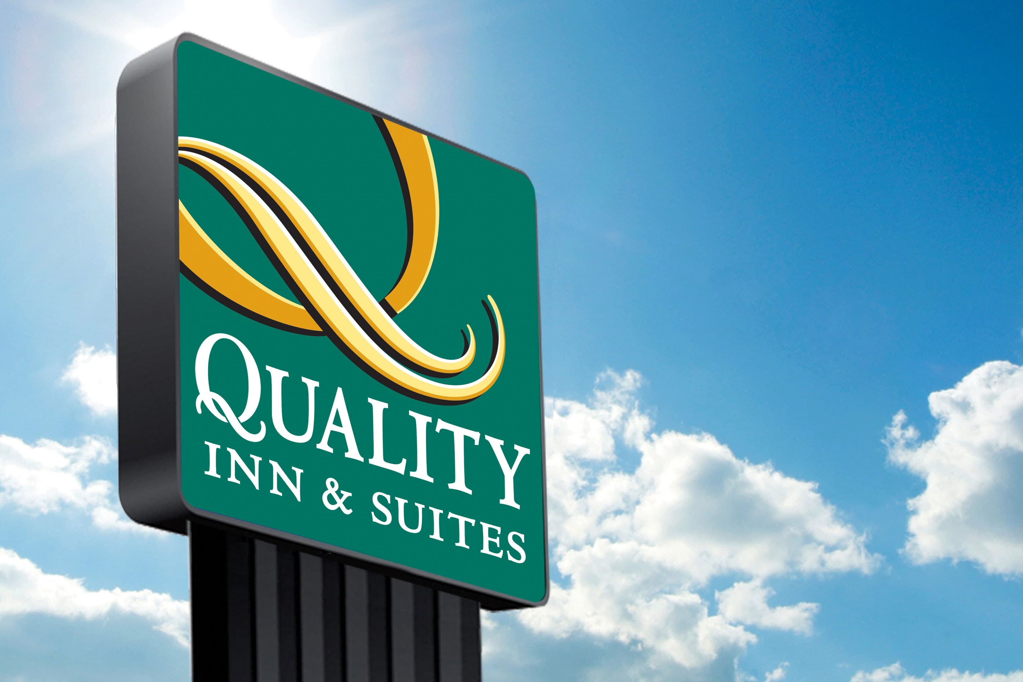 Quality Inn & Suites Woodstock near Lake Geneva - Image 1