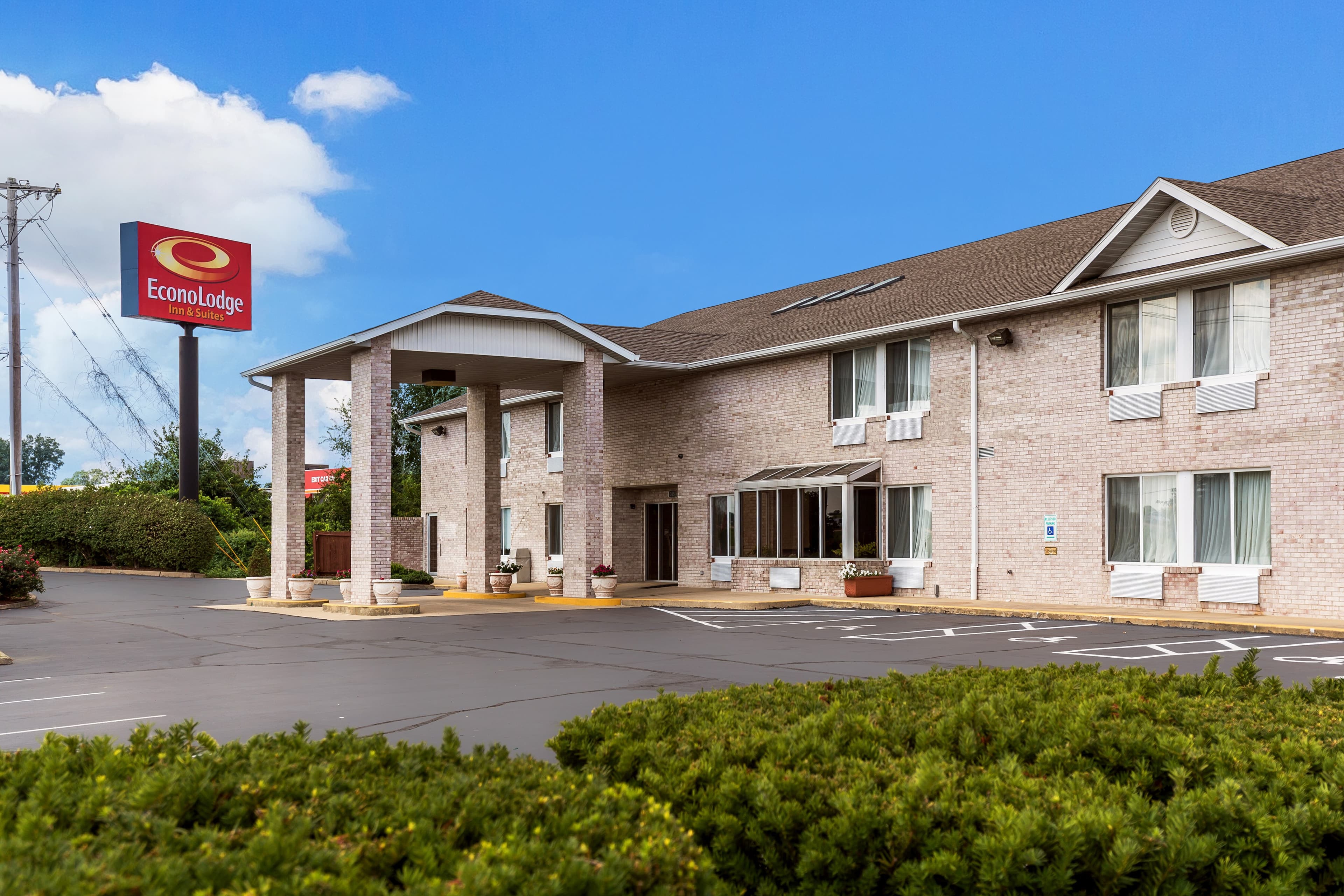 Econo Lodge Inn & Suites Fairview Heights - St. Louis - Image 1