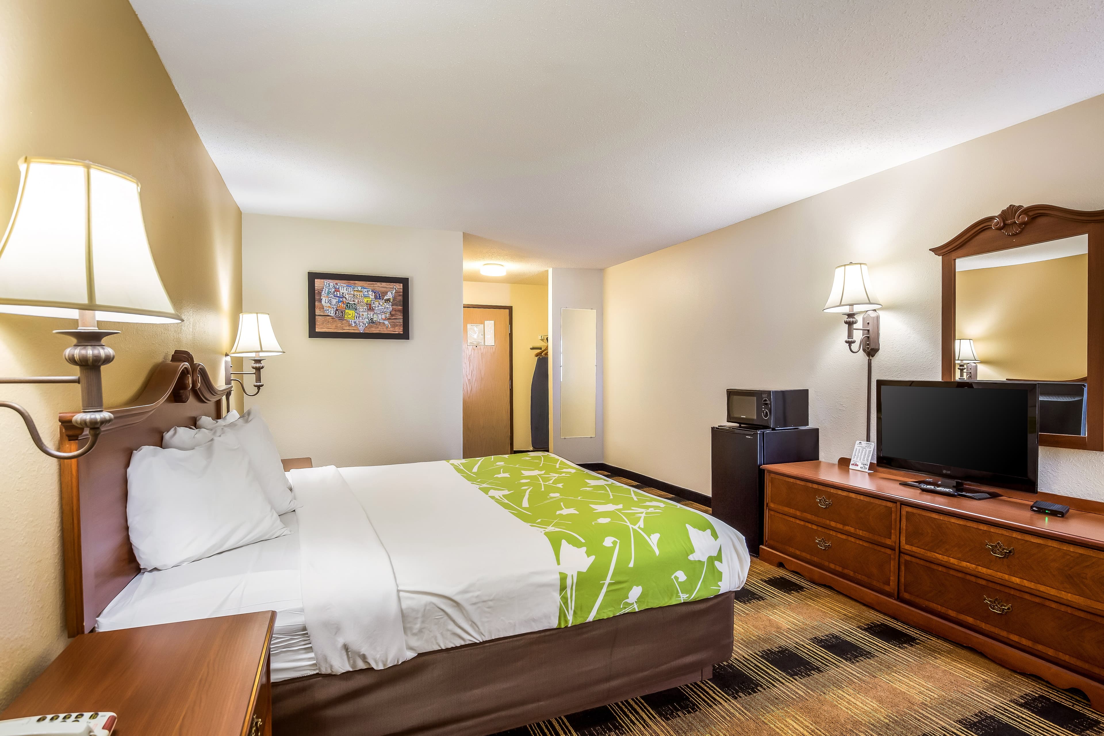 Econo Lodge Inn & Suites Fairview Heights - St. Louis — 9