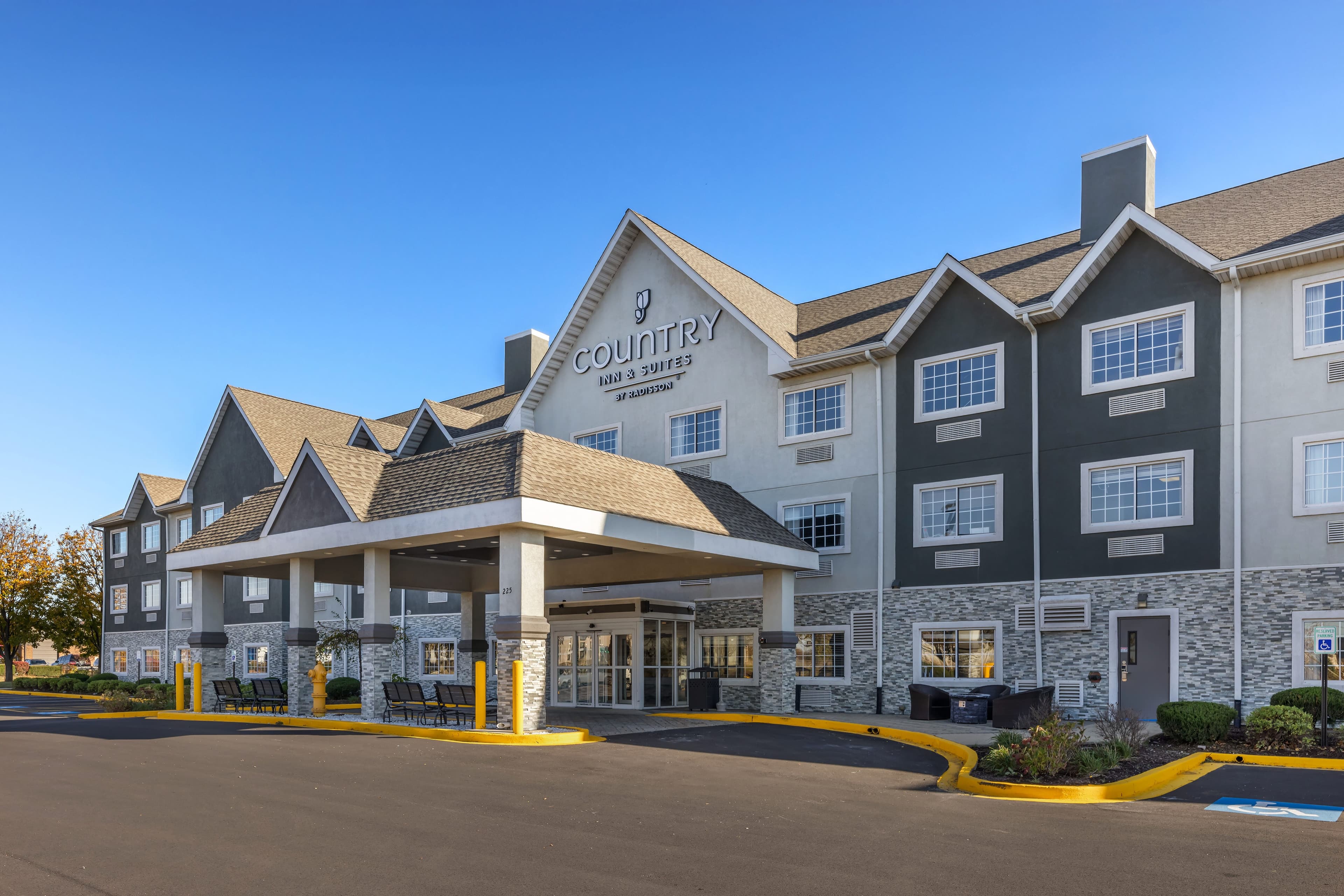 Country Inn & Suites by Radisson, Bolingbrook - Romeoville, I-55 - Image 1