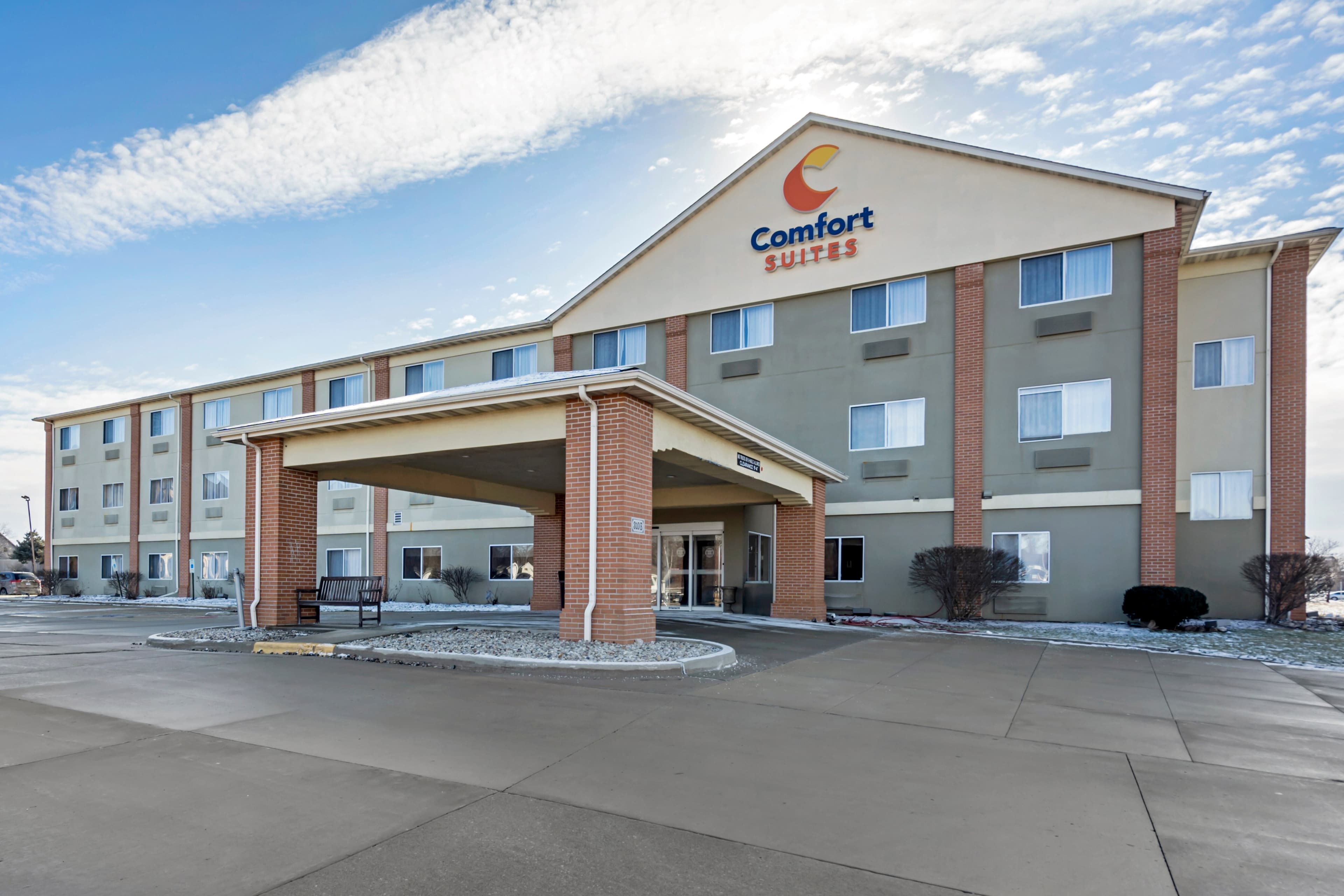 Comfort Suites Normal University area - Image 1