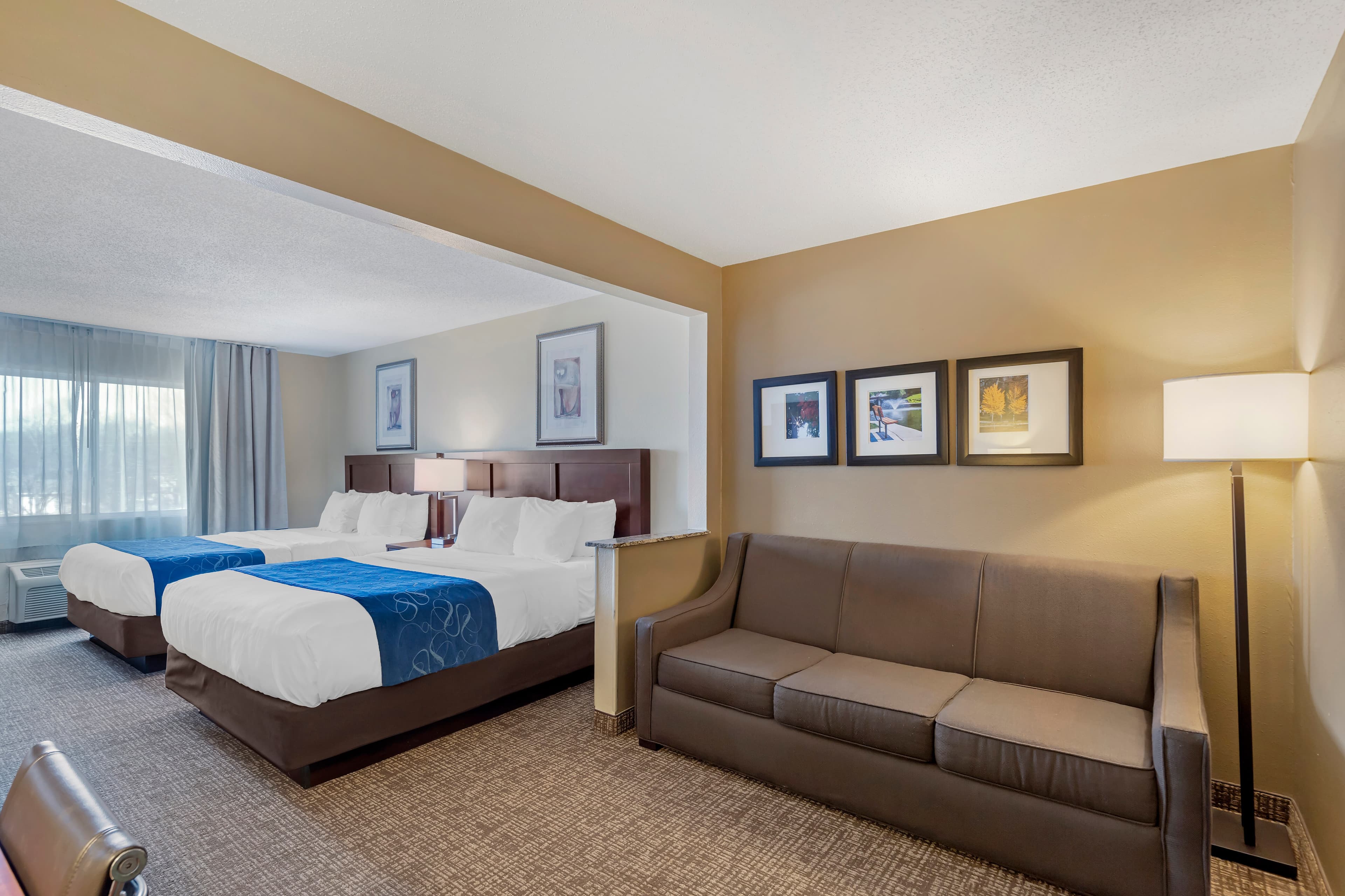 Comfort Suites Normal University area - Image 4