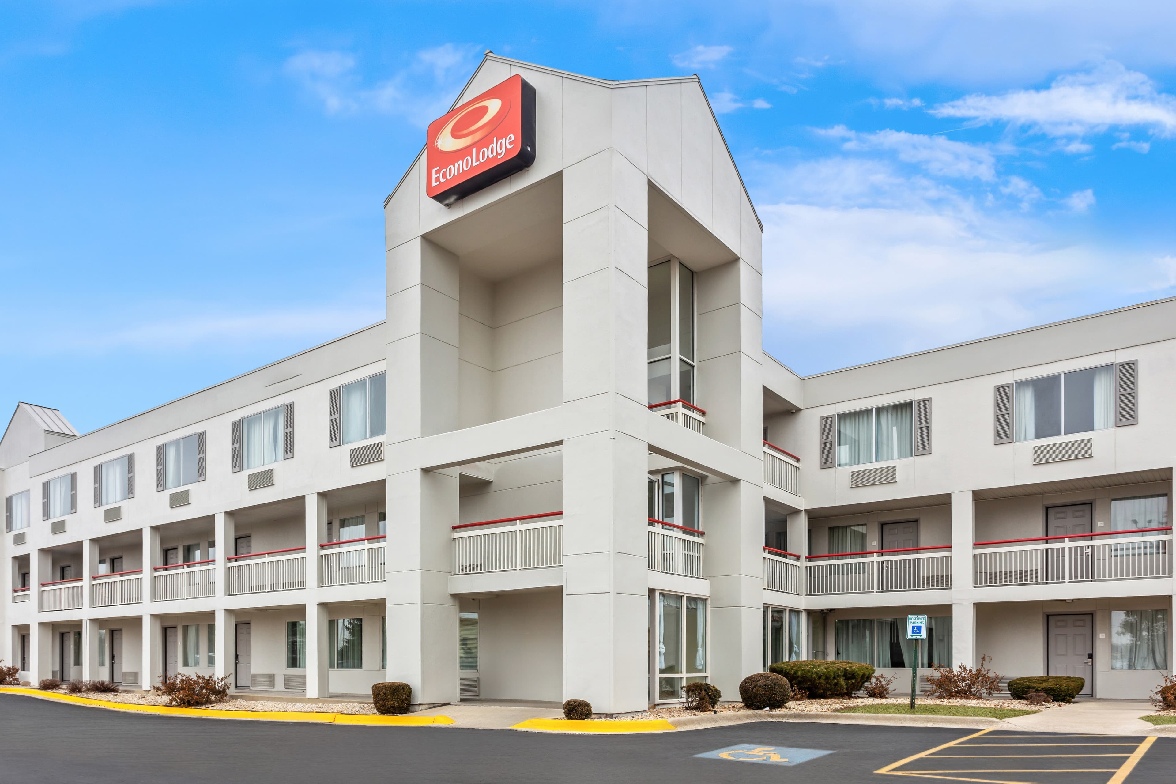 Econo Lodge Willowbrook - Image 1