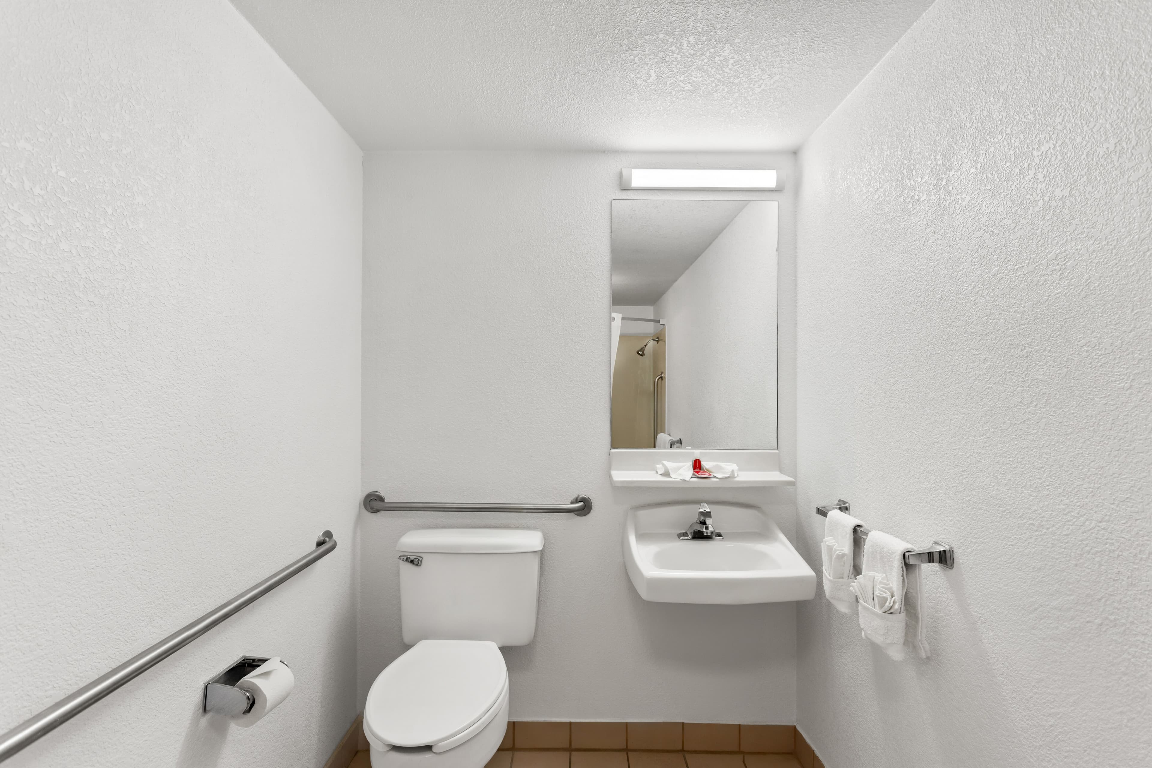 Econo Lodge Willowbrook — 6