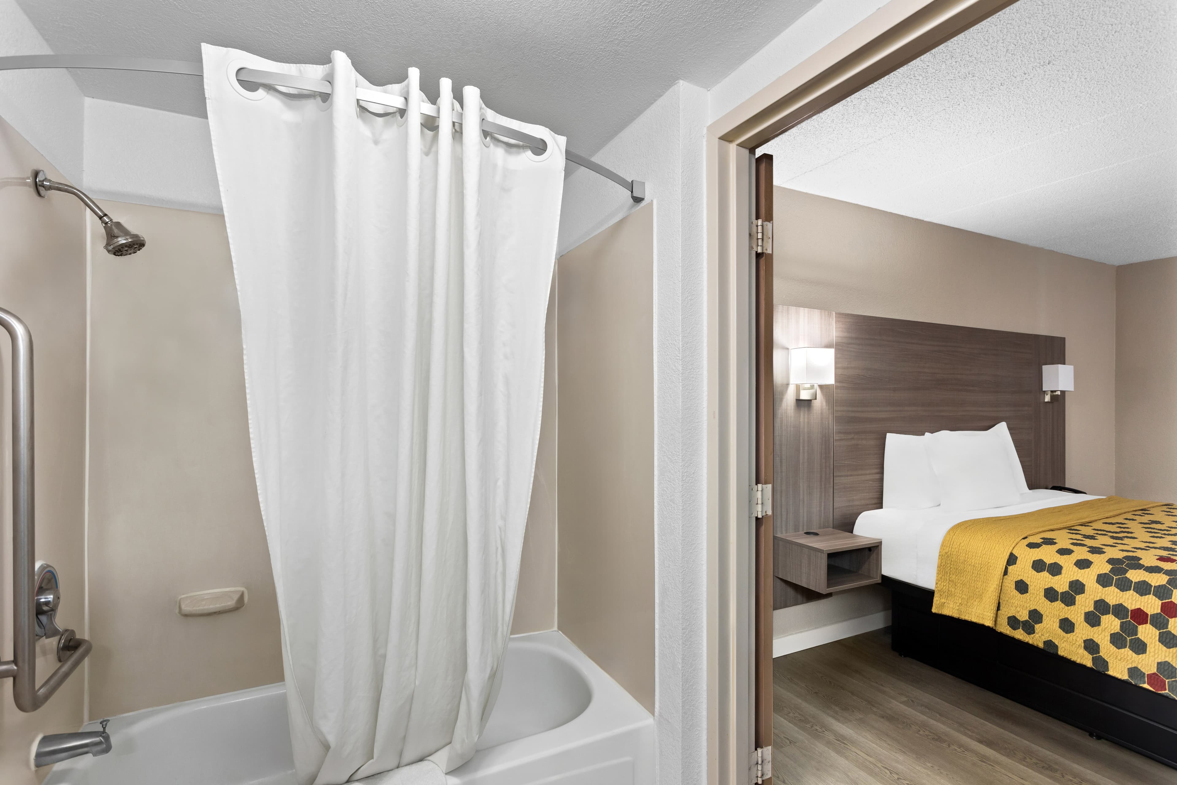 Econo Lodge Willowbrook — 7