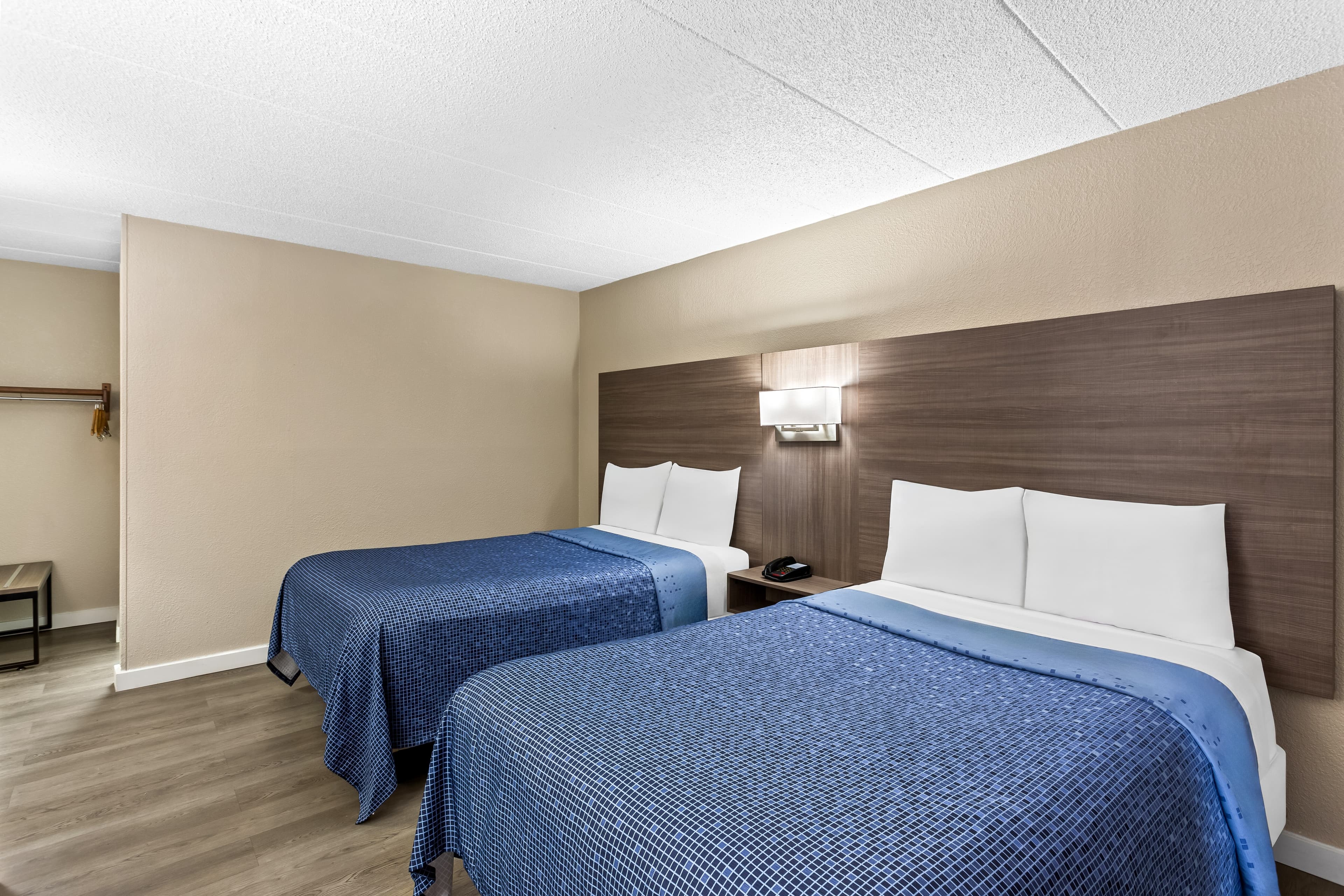 Econo Lodge Willowbrook — 8