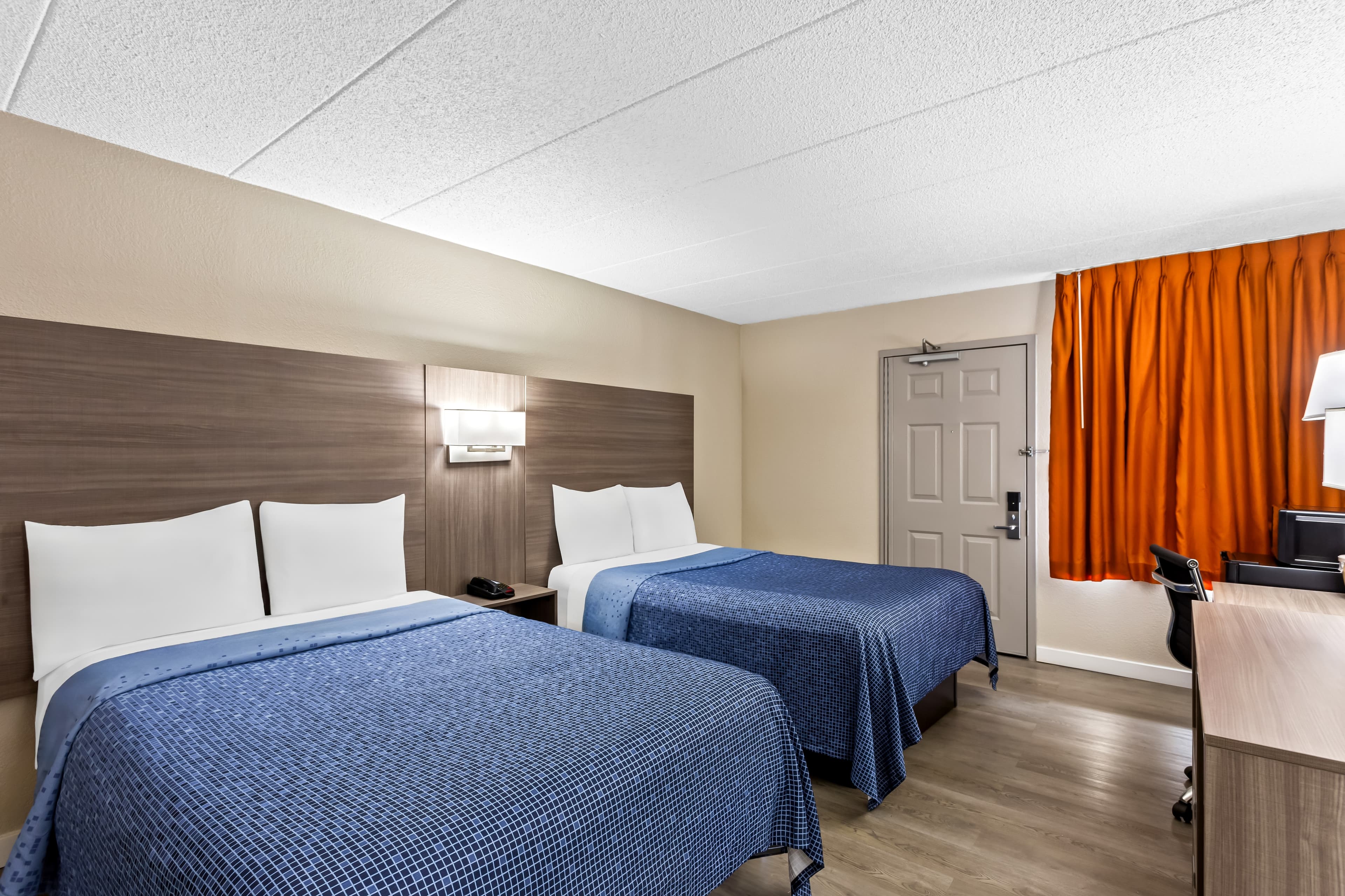 Econo Lodge Willowbrook — 11