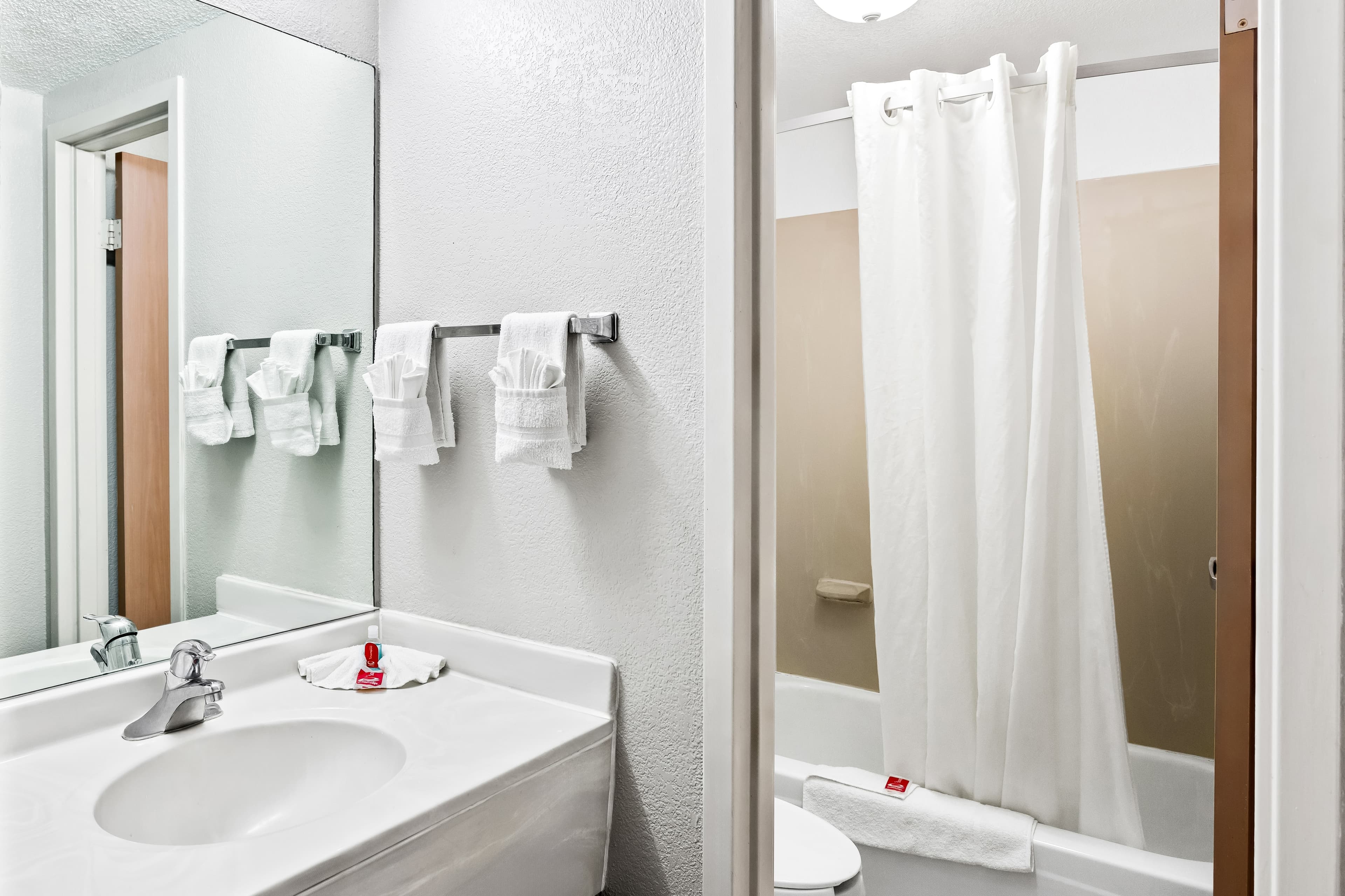 Econo Lodge Willowbrook — 13