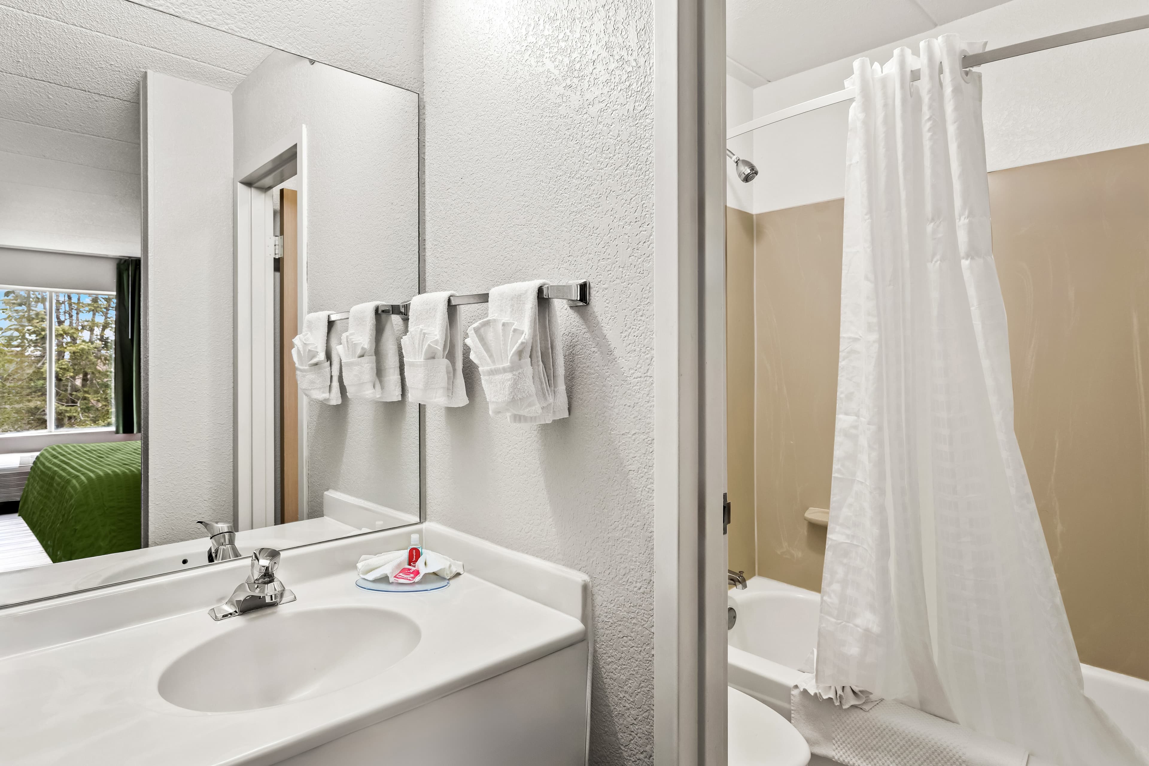 Econo Lodge Willowbrook — 18