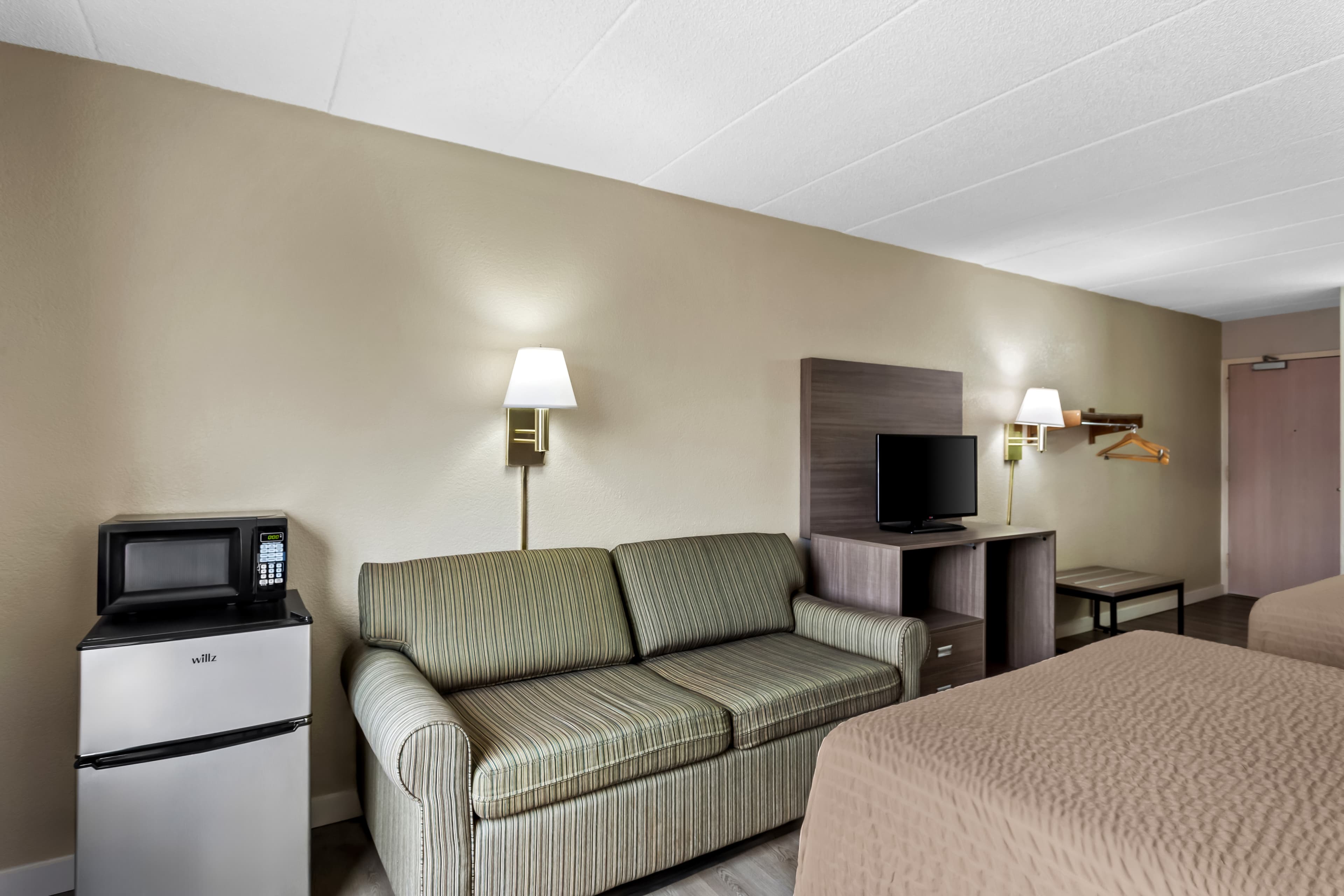 Econo Lodge Willowbrook — 21