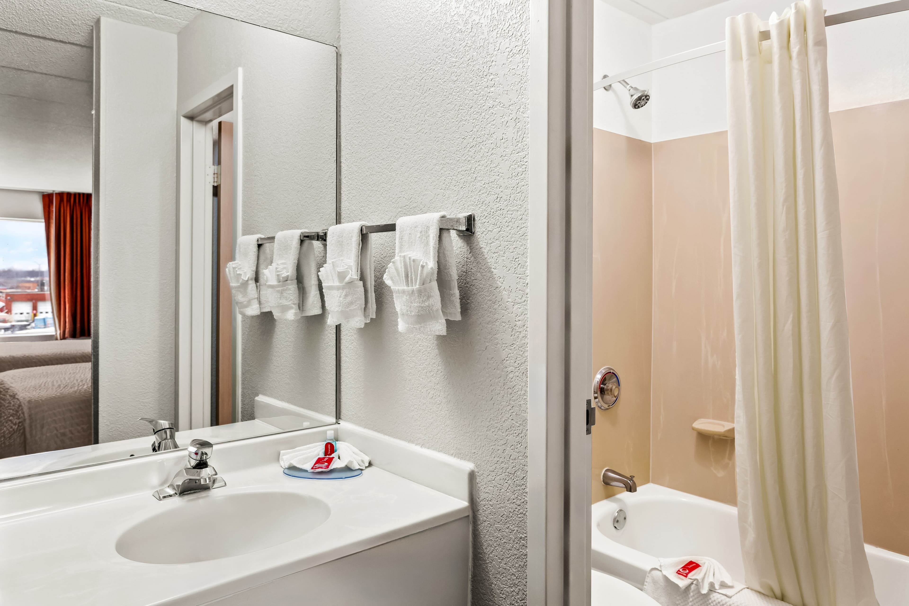 Econo Lodge Willowbrook — 23