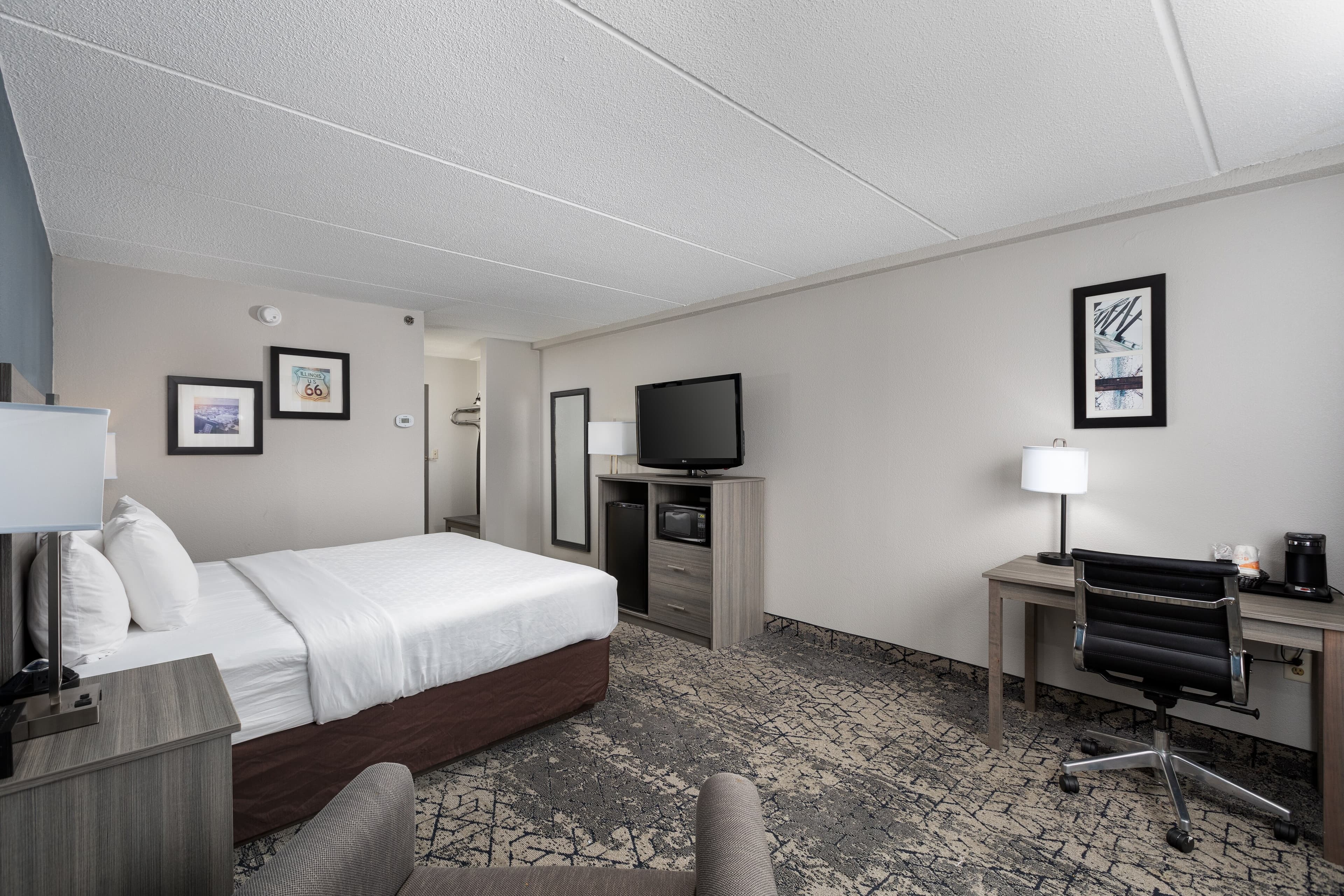 Clarion Hotel & Convention Center Joliet - Image 3