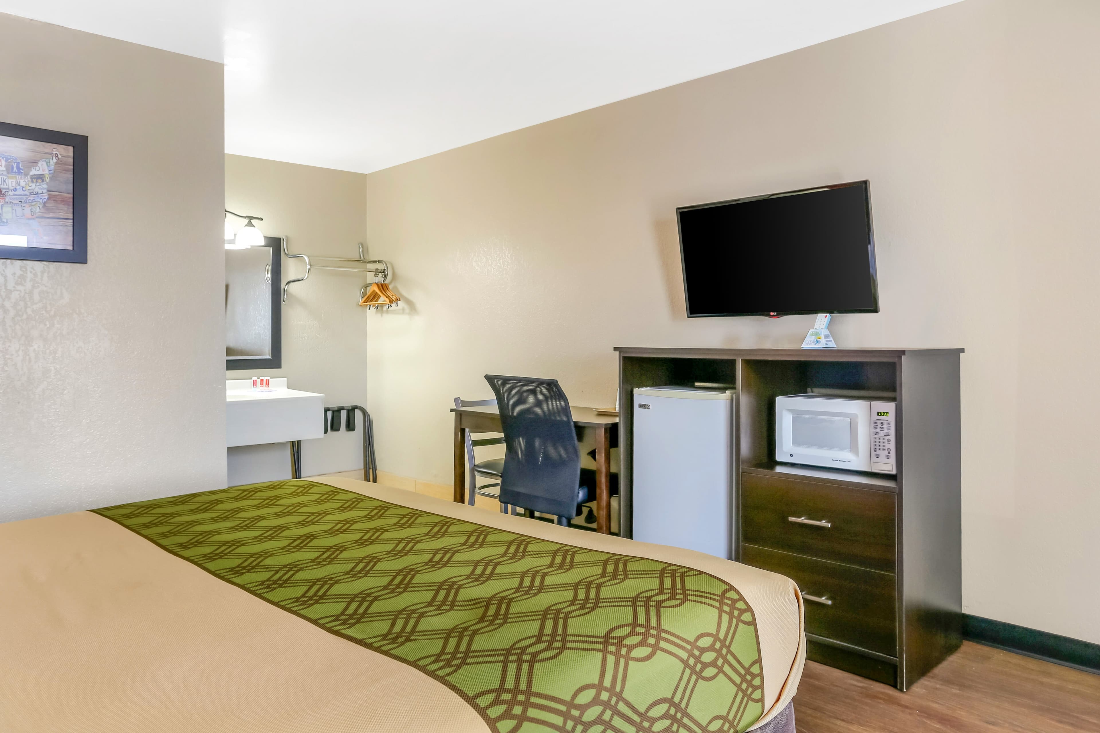 Econo Lodge Shorewood — 11