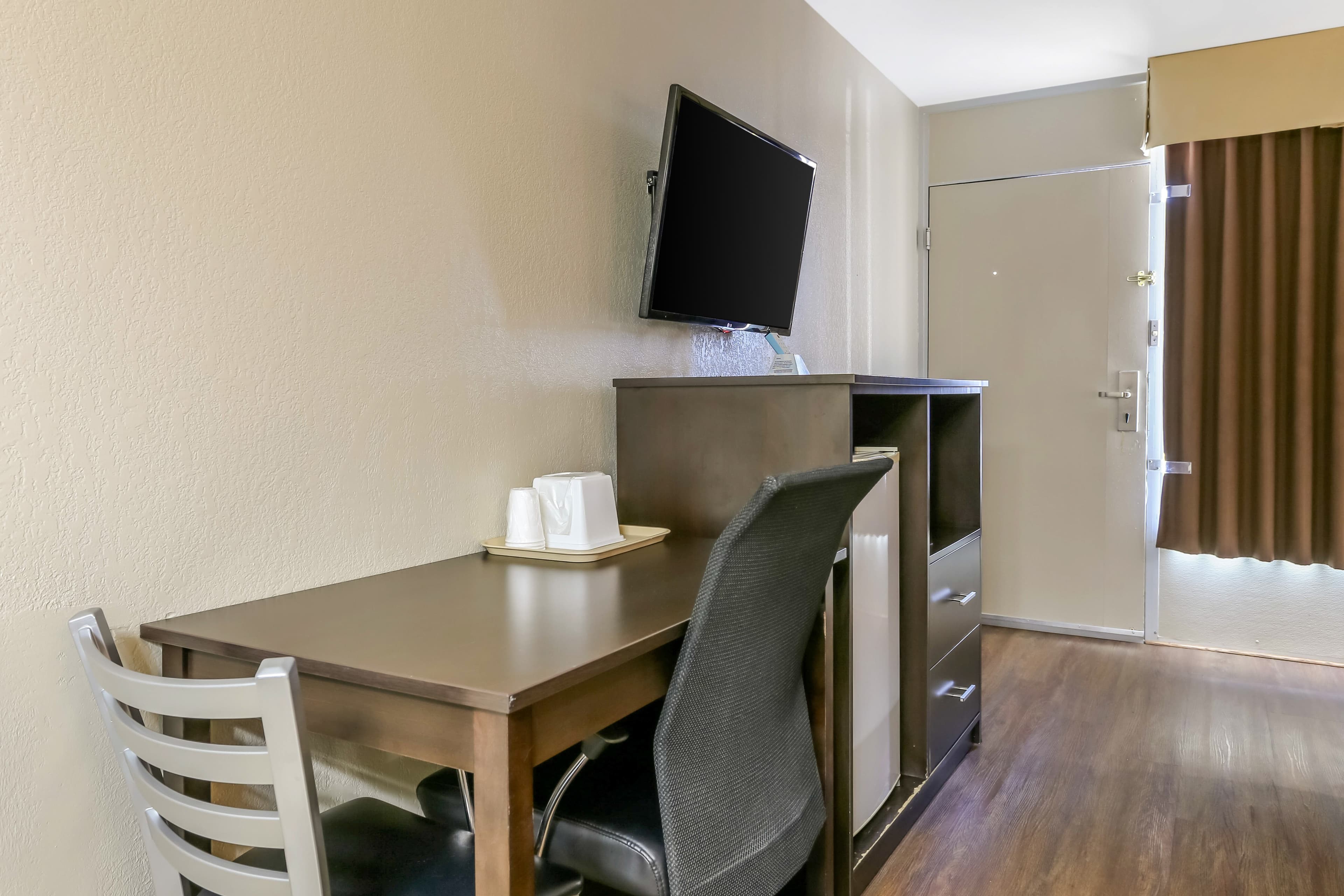 Econo Lodge Shorewood — 12