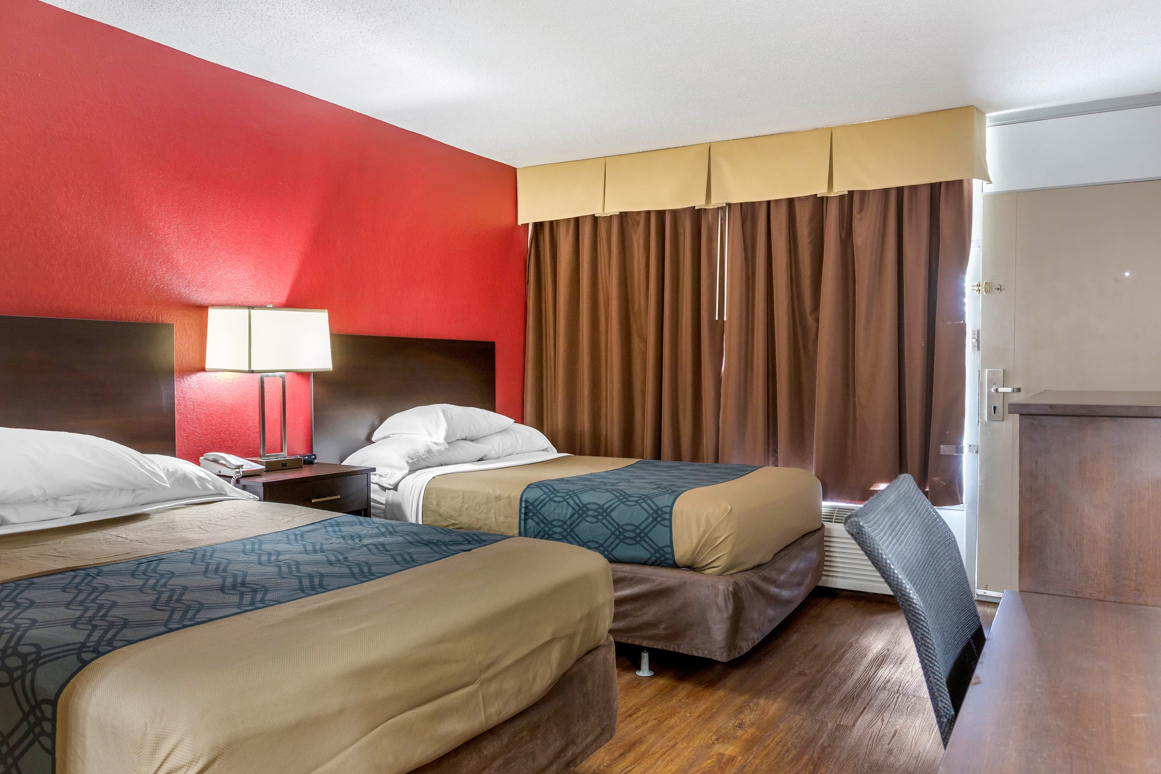 Econo Lodge Shorewood - Image 2
