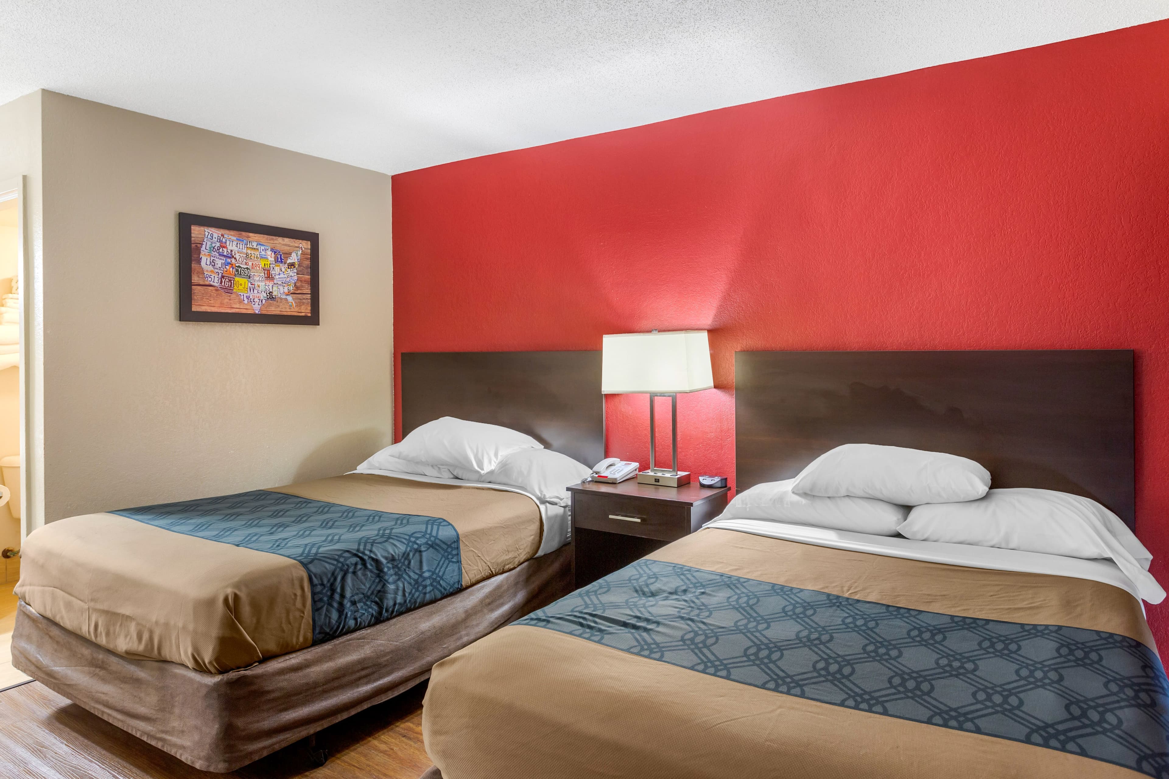 Econo Lodge Shorewood - Image 3