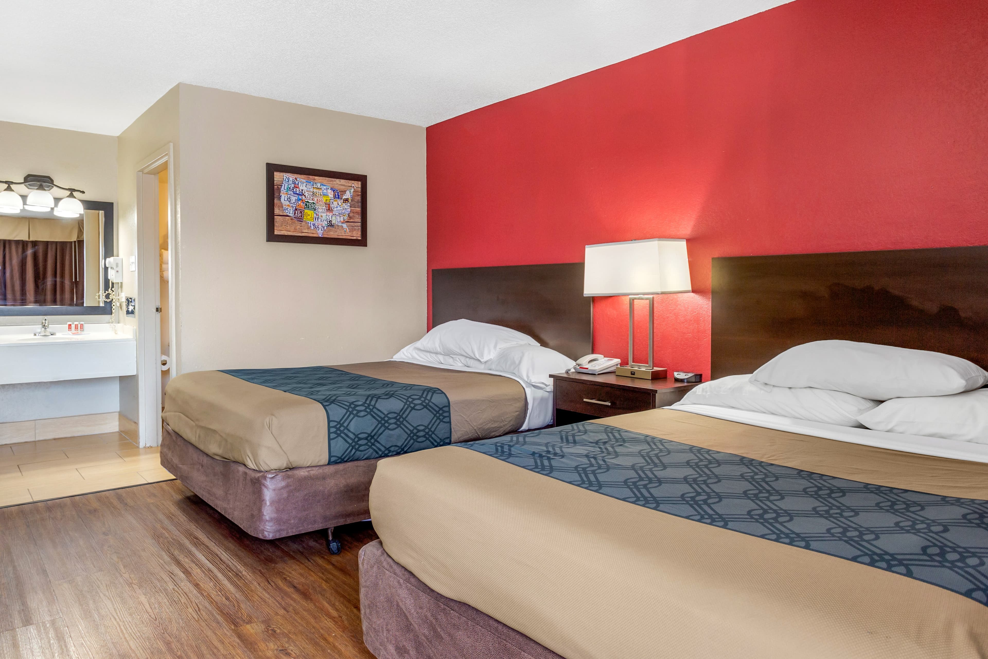Econo Lodge Shorewood - Image 4