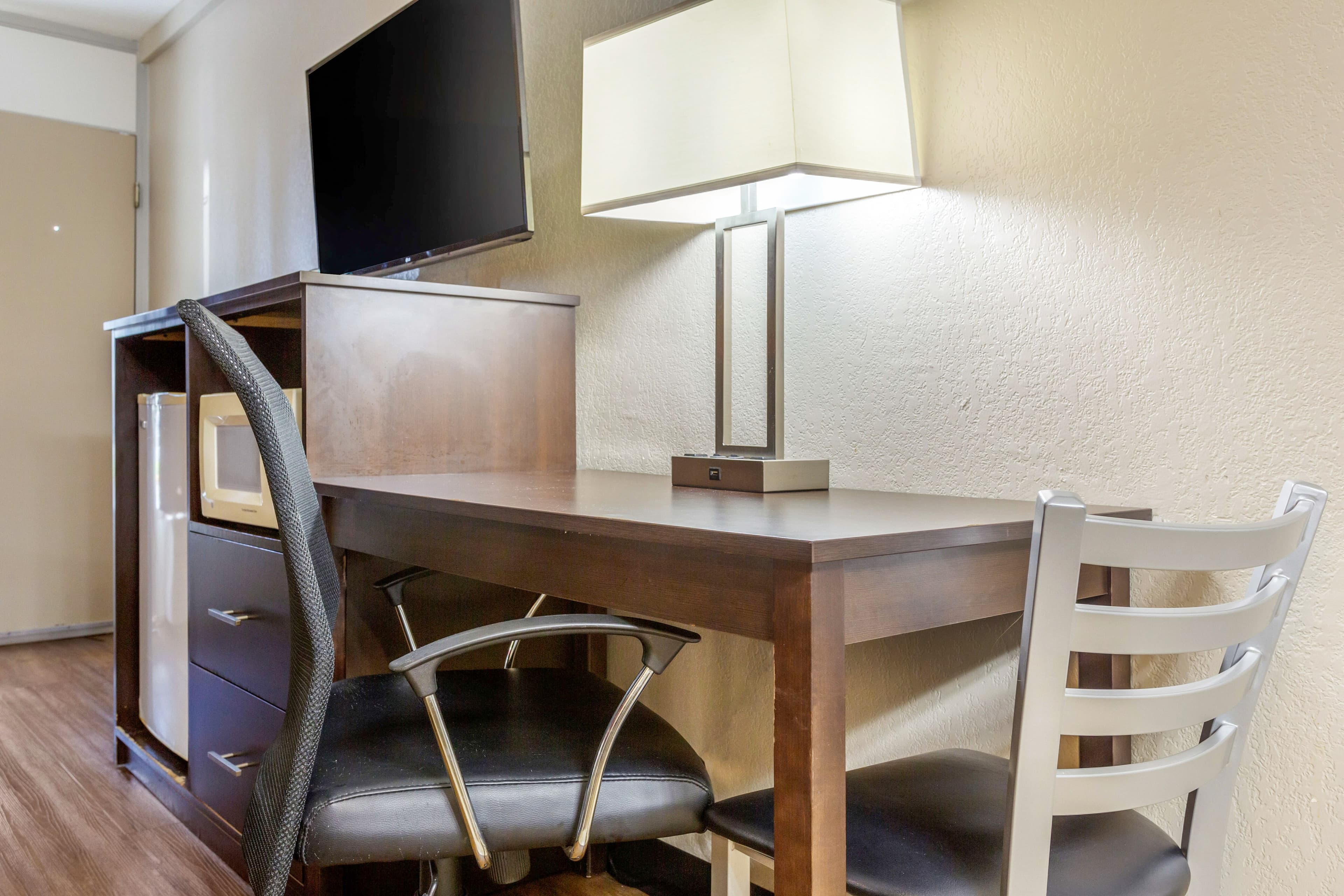 Econo Lodge Shorewood - Image 5