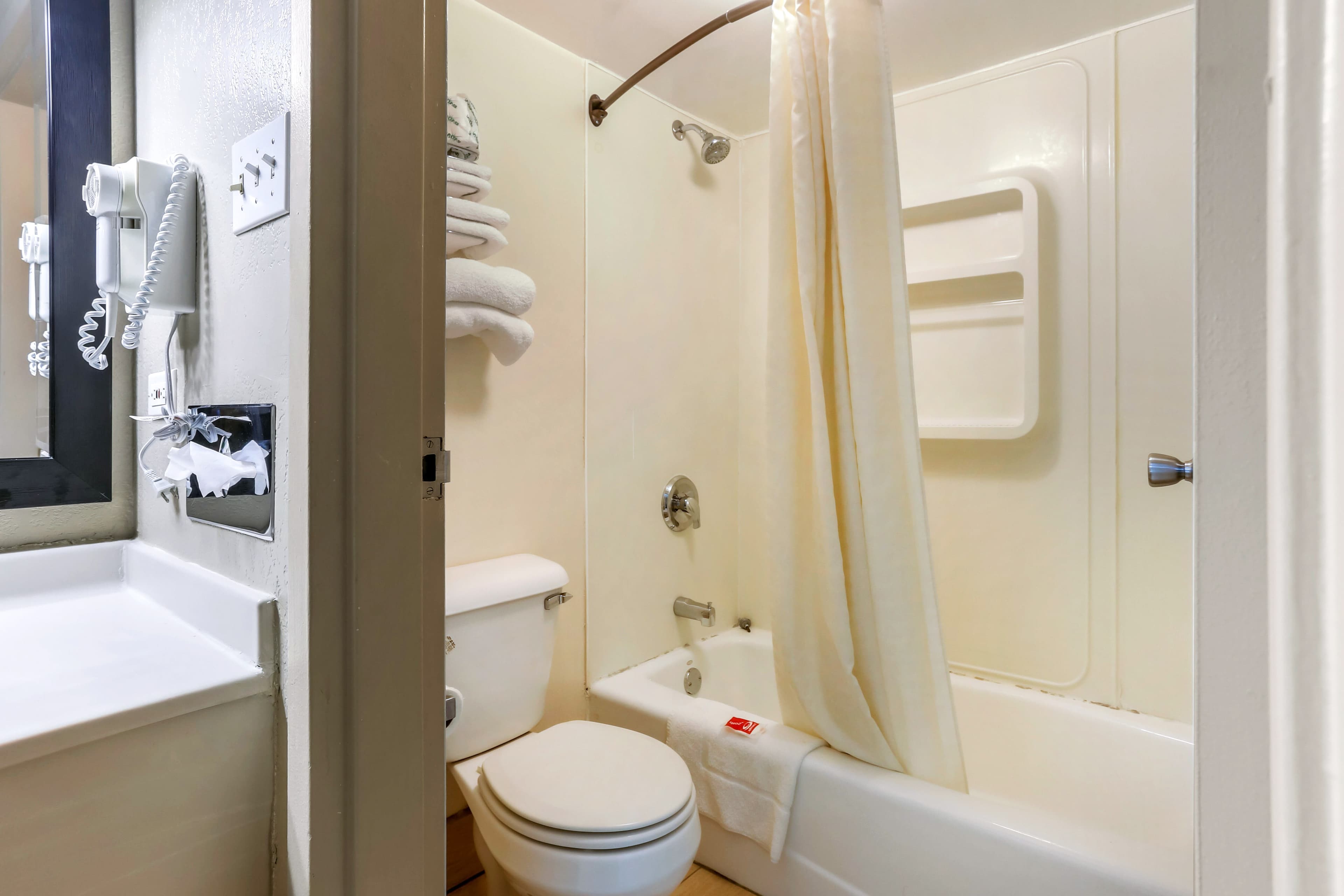 Econo Lodge Shorewood — 6