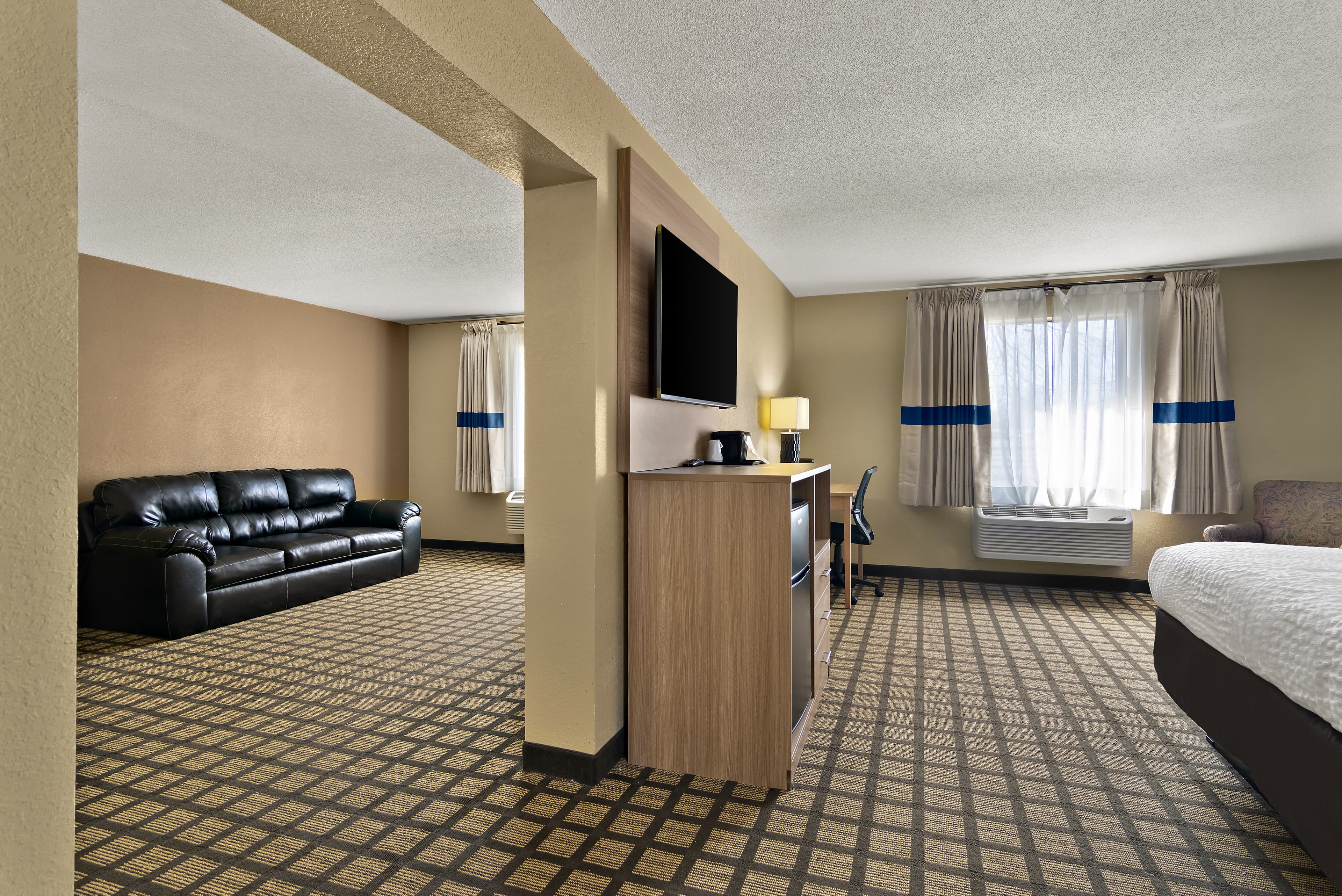 Clarion Pointe Bloomington - Normal near I-55 and University — 15