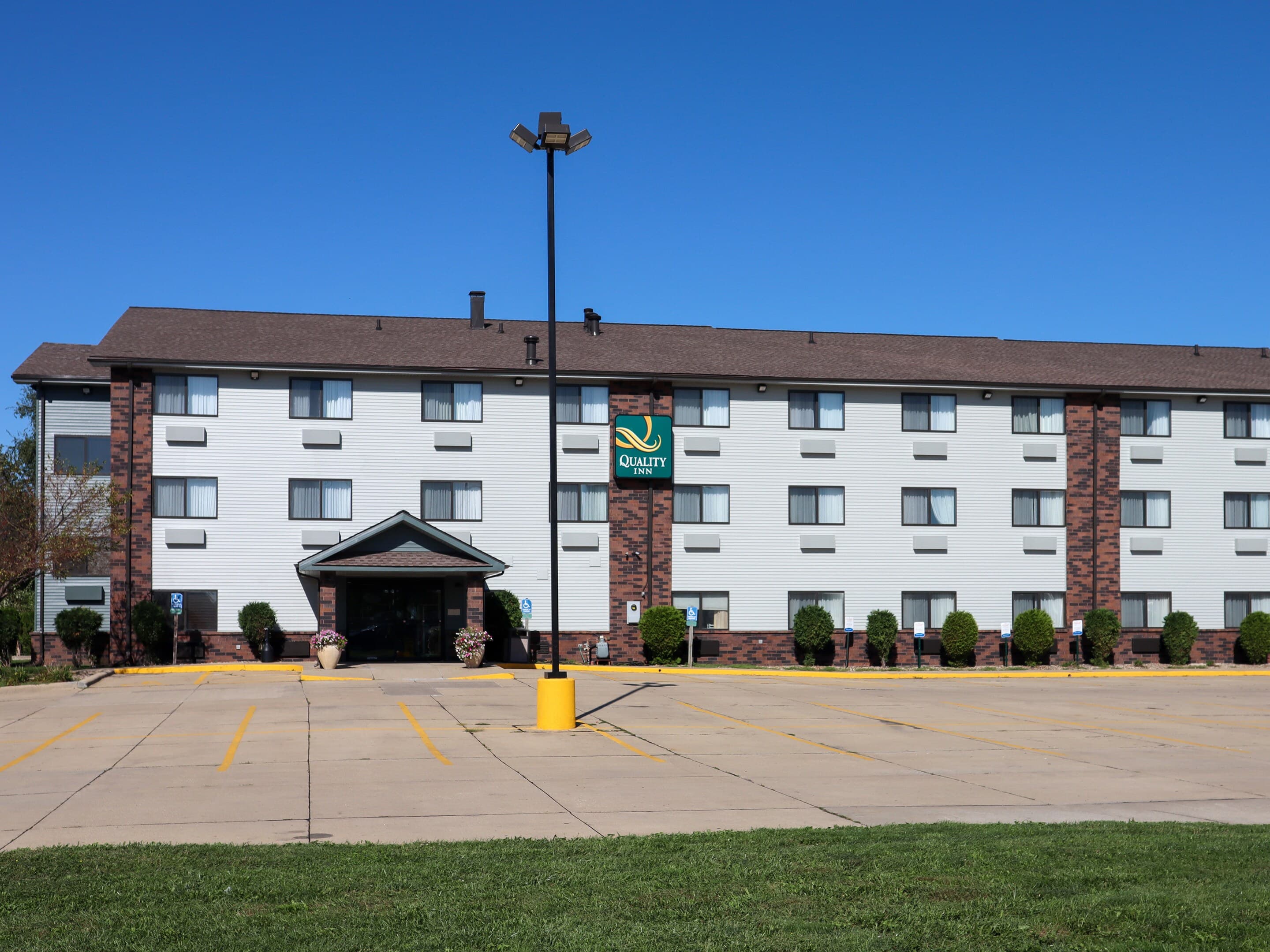 Quality Inn & Suites Bloomington I-55 and I-74 - Image 1