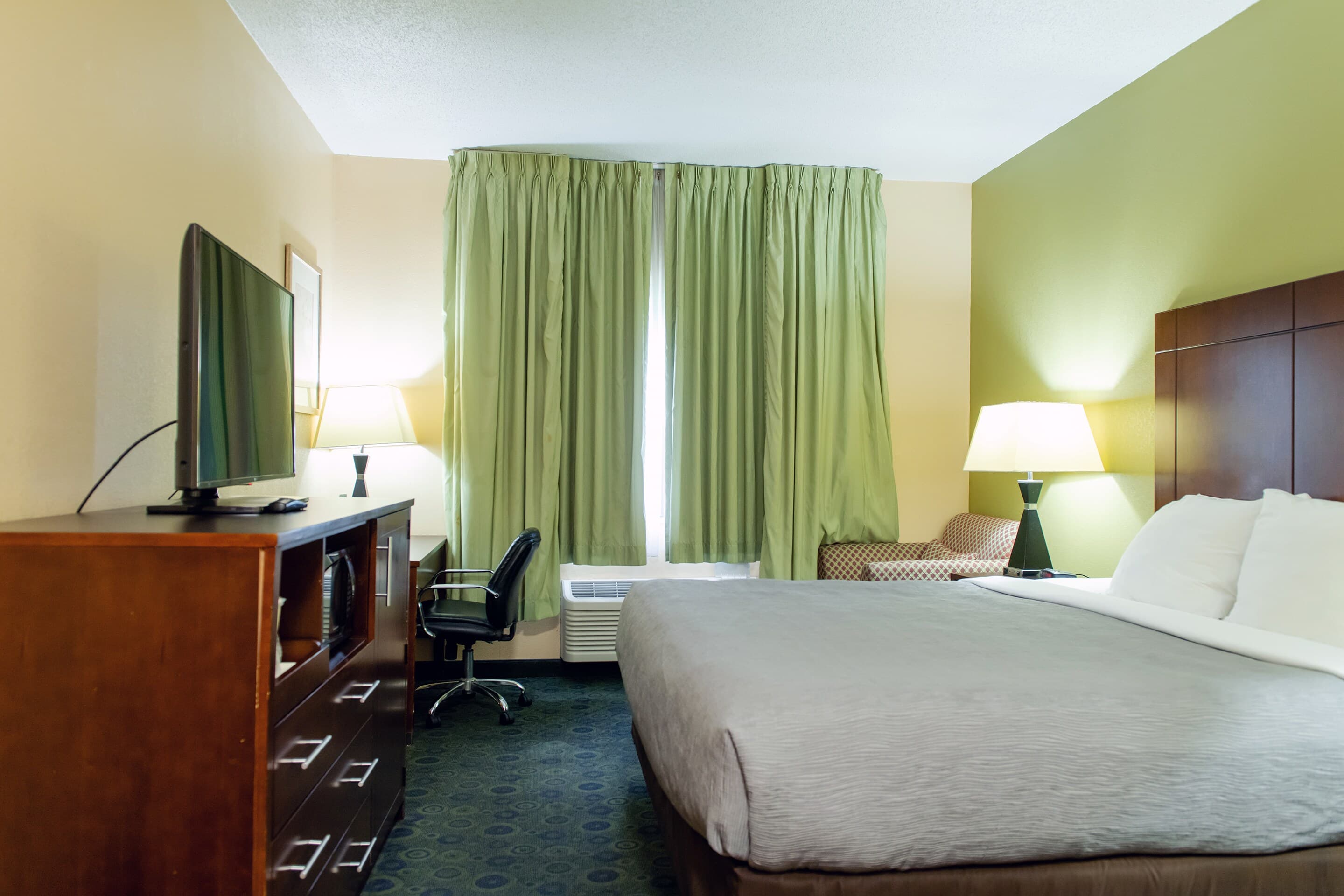 Quality Inn & Suites Bloomington I-55 and I-74 - Image 3