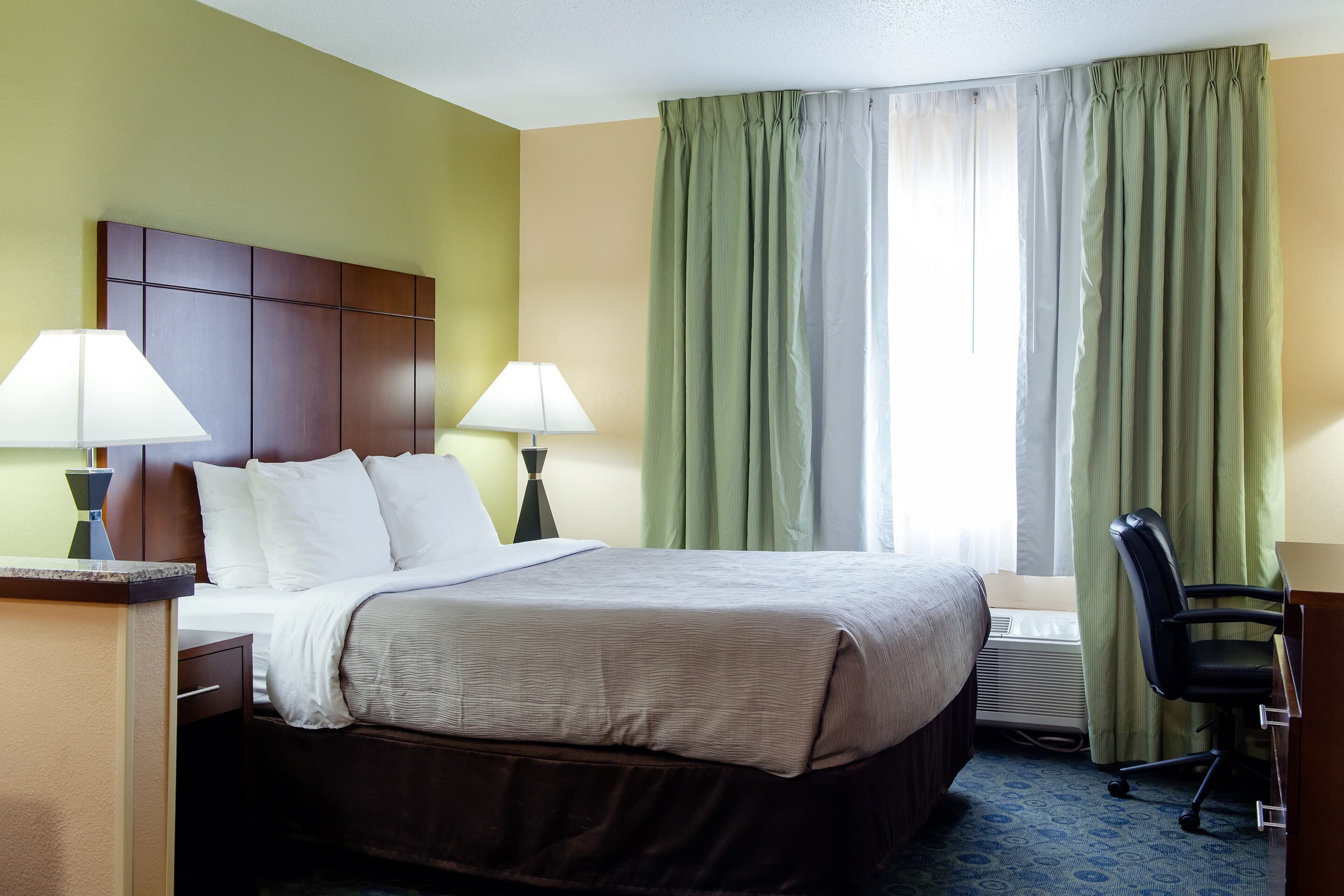 Quality Inn & Suites Bloomington I-55 and I-74 — 25