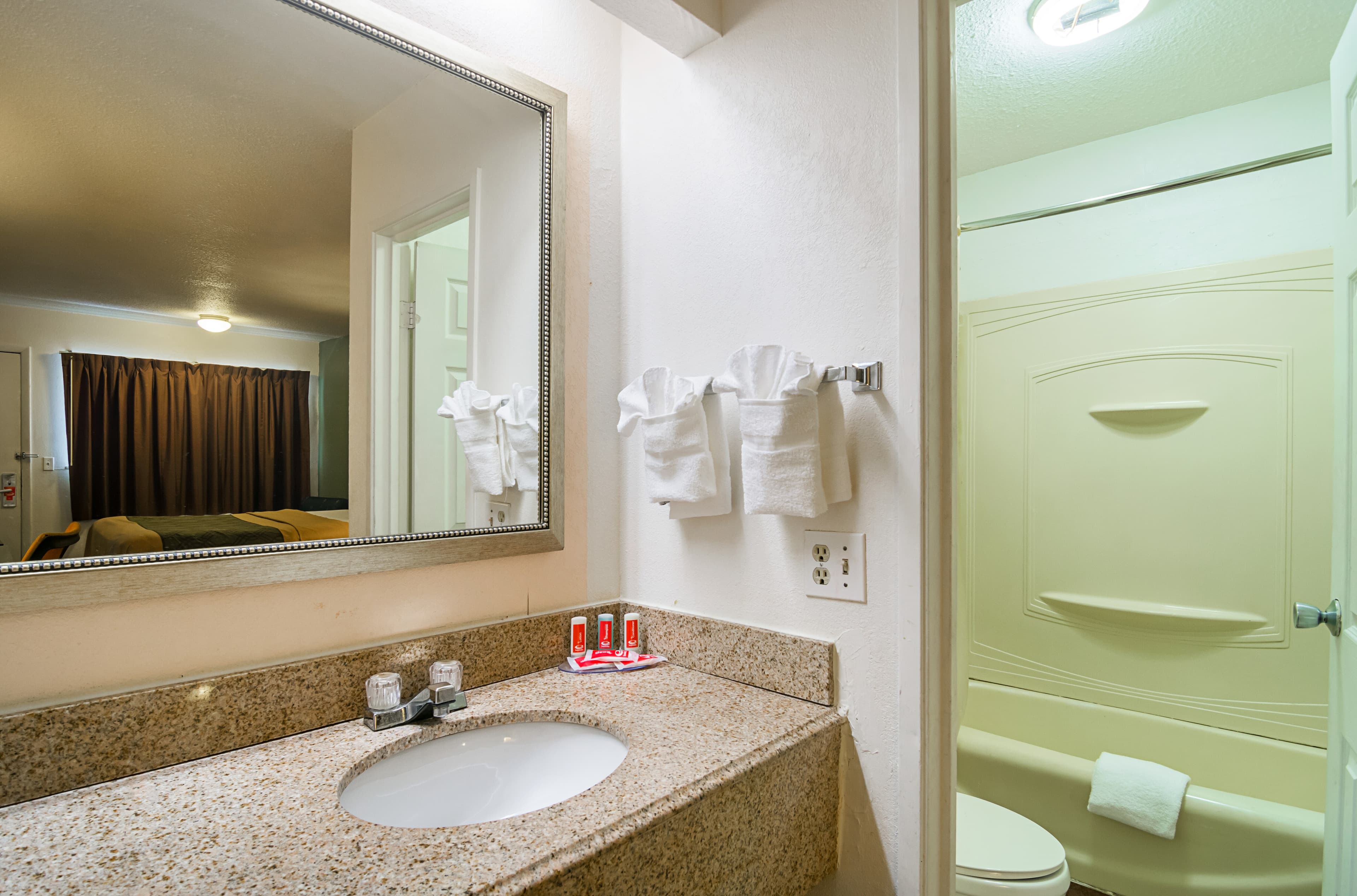 Econo Lodge South Holland - Chicago Southland — 16
