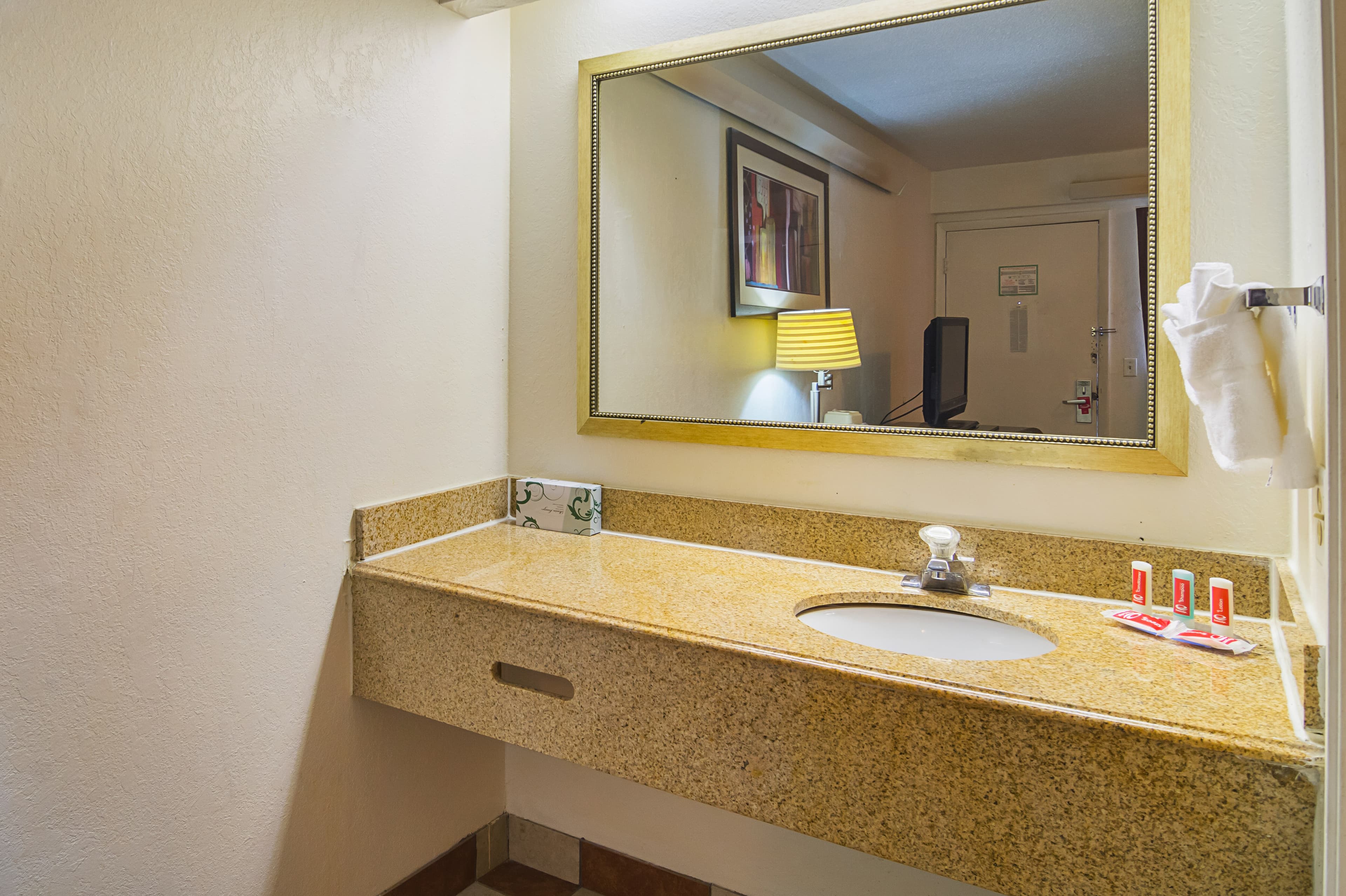 Econo Lodge South Holland - Chicago Southland — 11