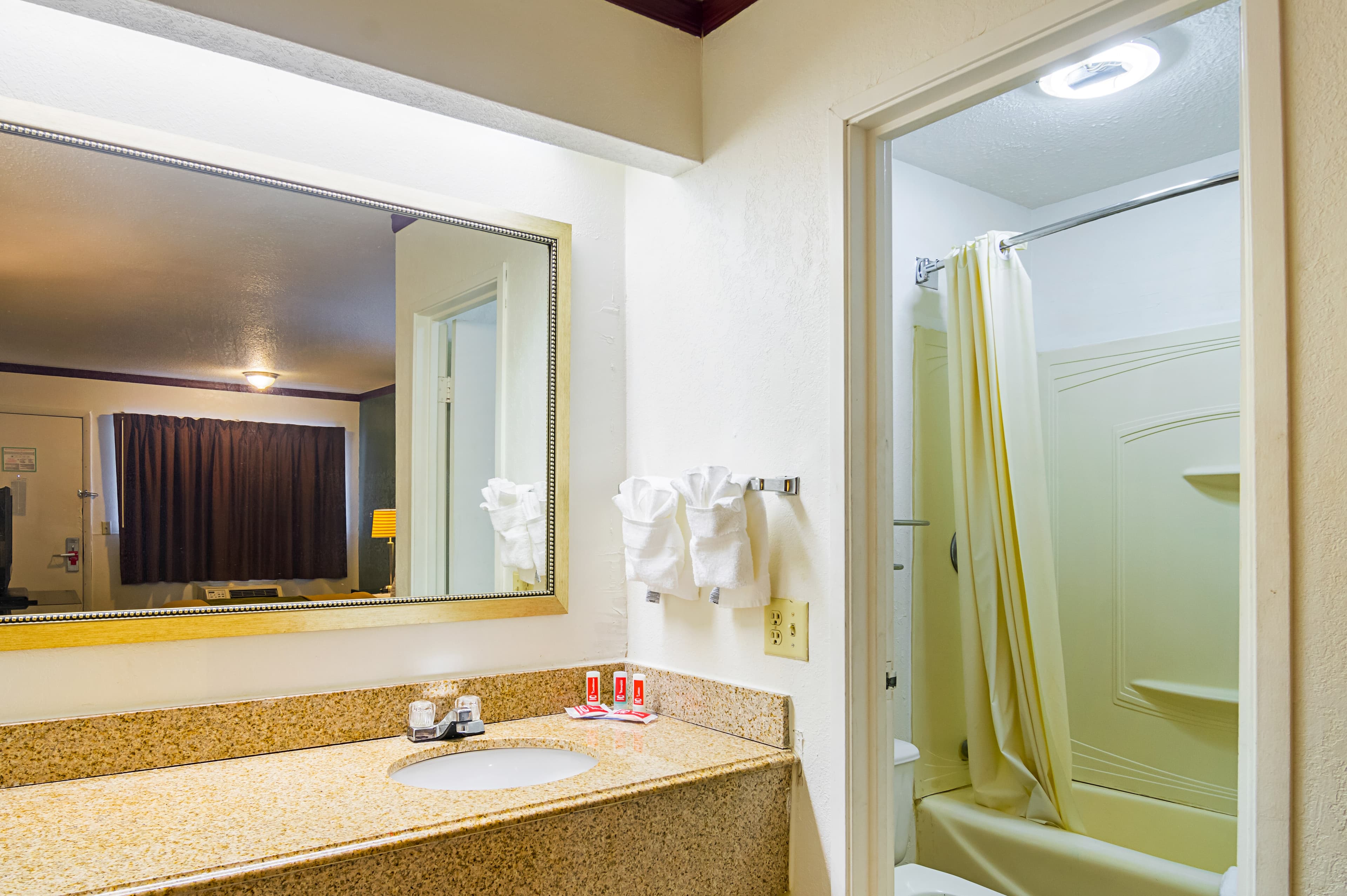 Econo Lodge South Holland - Chicago Southland — 6