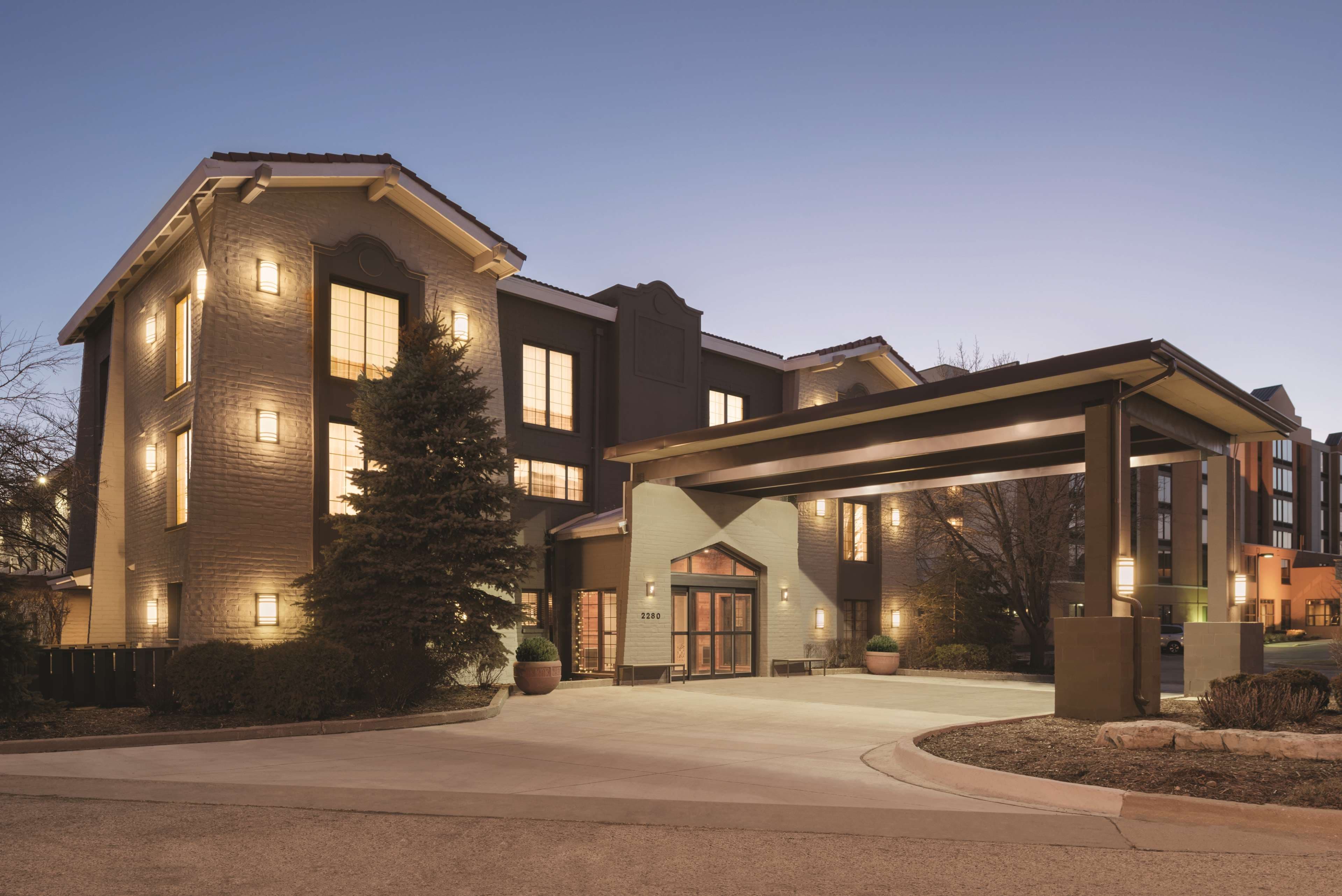 Country Inn & Suites by Radisson, Hoffman Estates, IL - Image 1