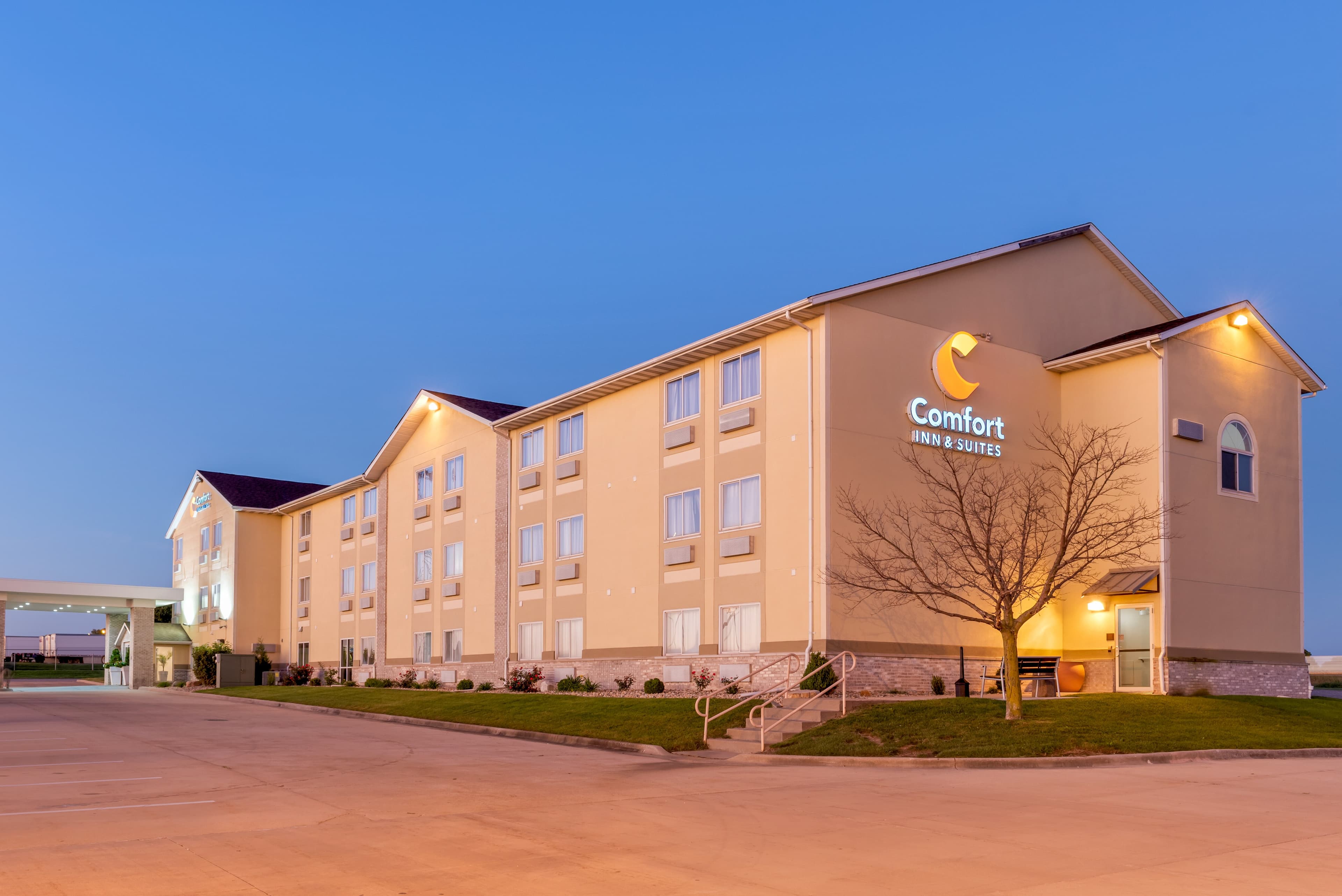Comfort Inn & Suites near Route 66 - Image 1