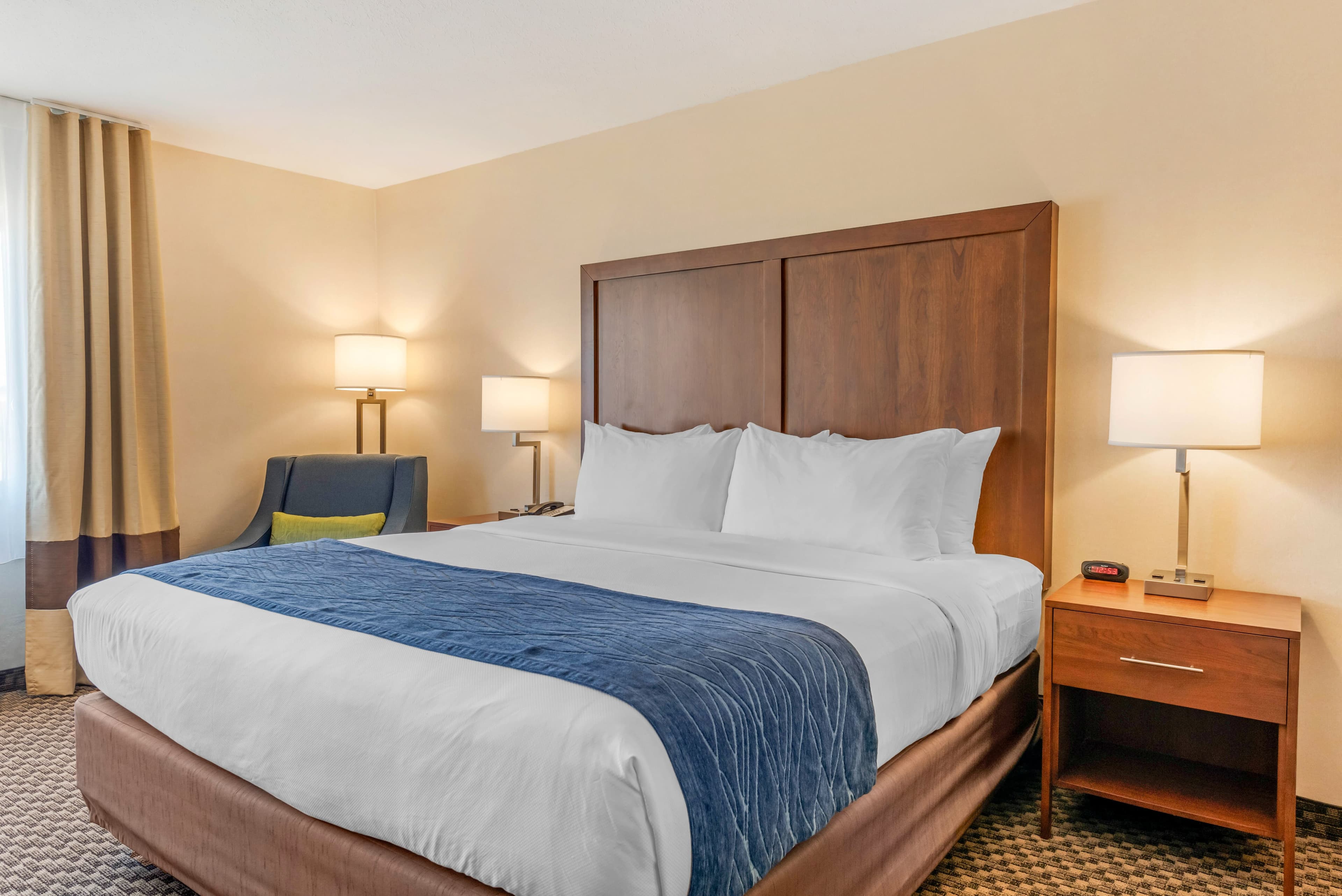 Comfort Inn & Suites near Route 66 - Image 2
