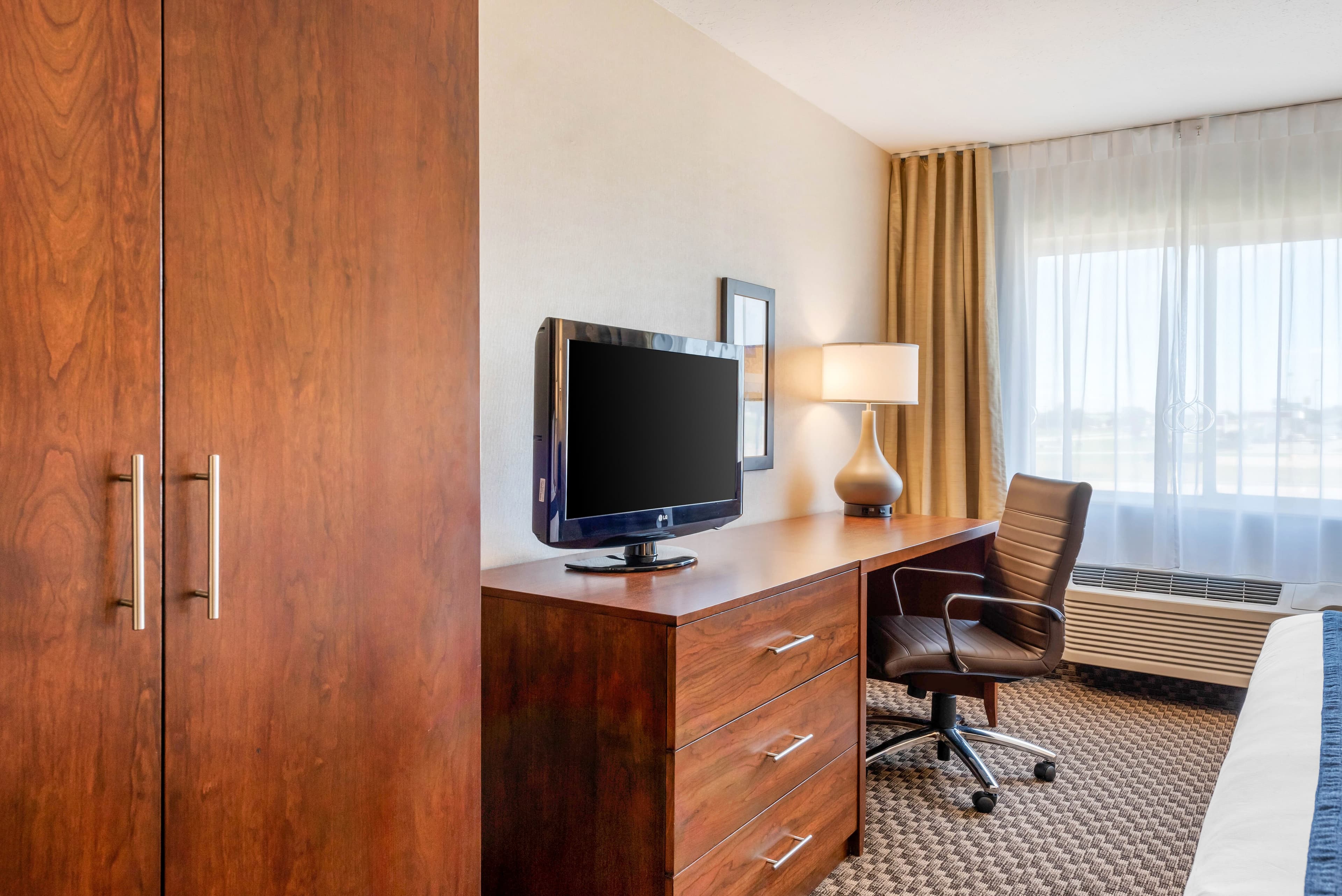 Comfort Inn & Suites near Route 66 - Image 4