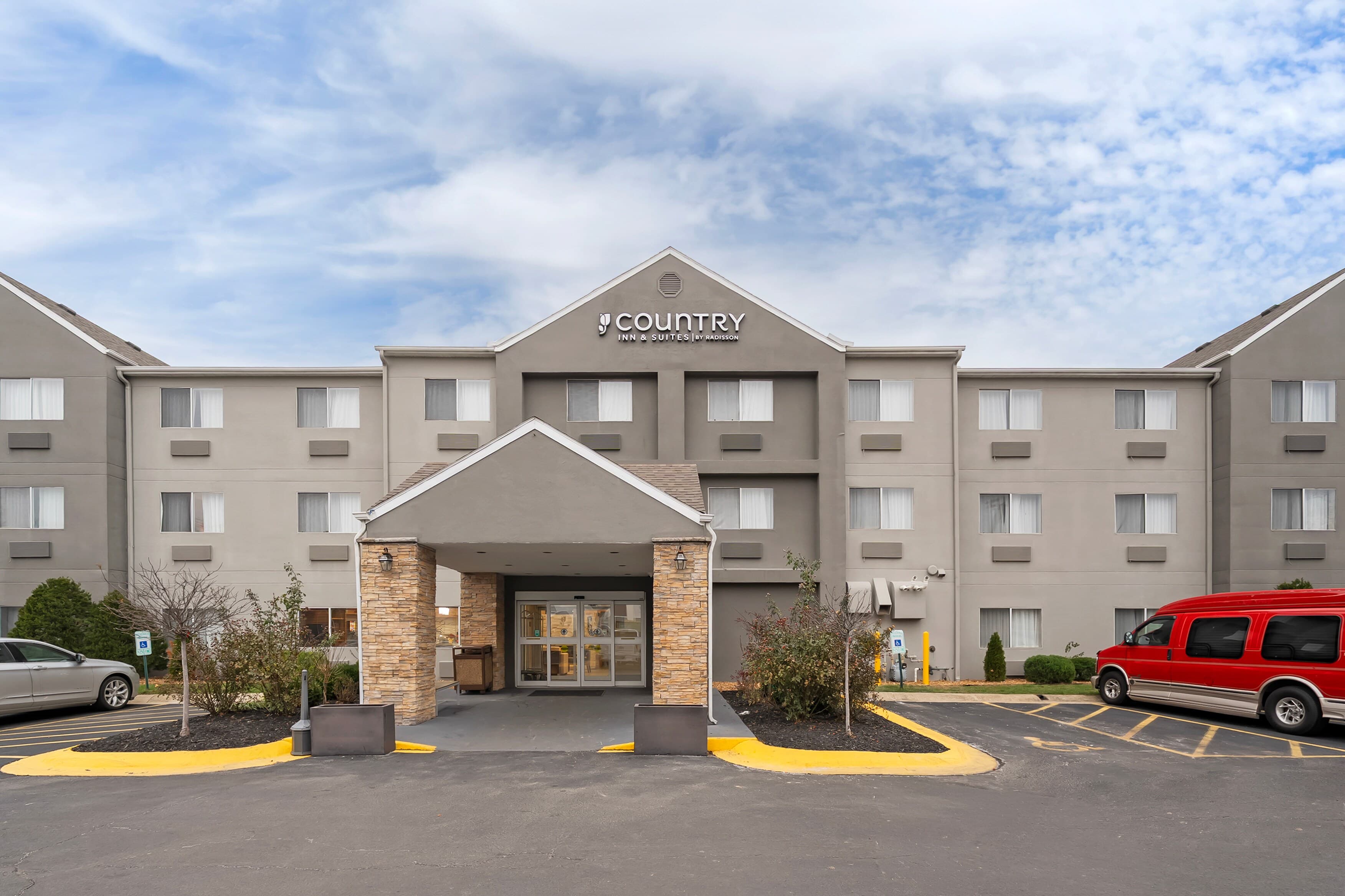 Country Inn & Suites by Radisson, Fairview Heights, IL - Image 1