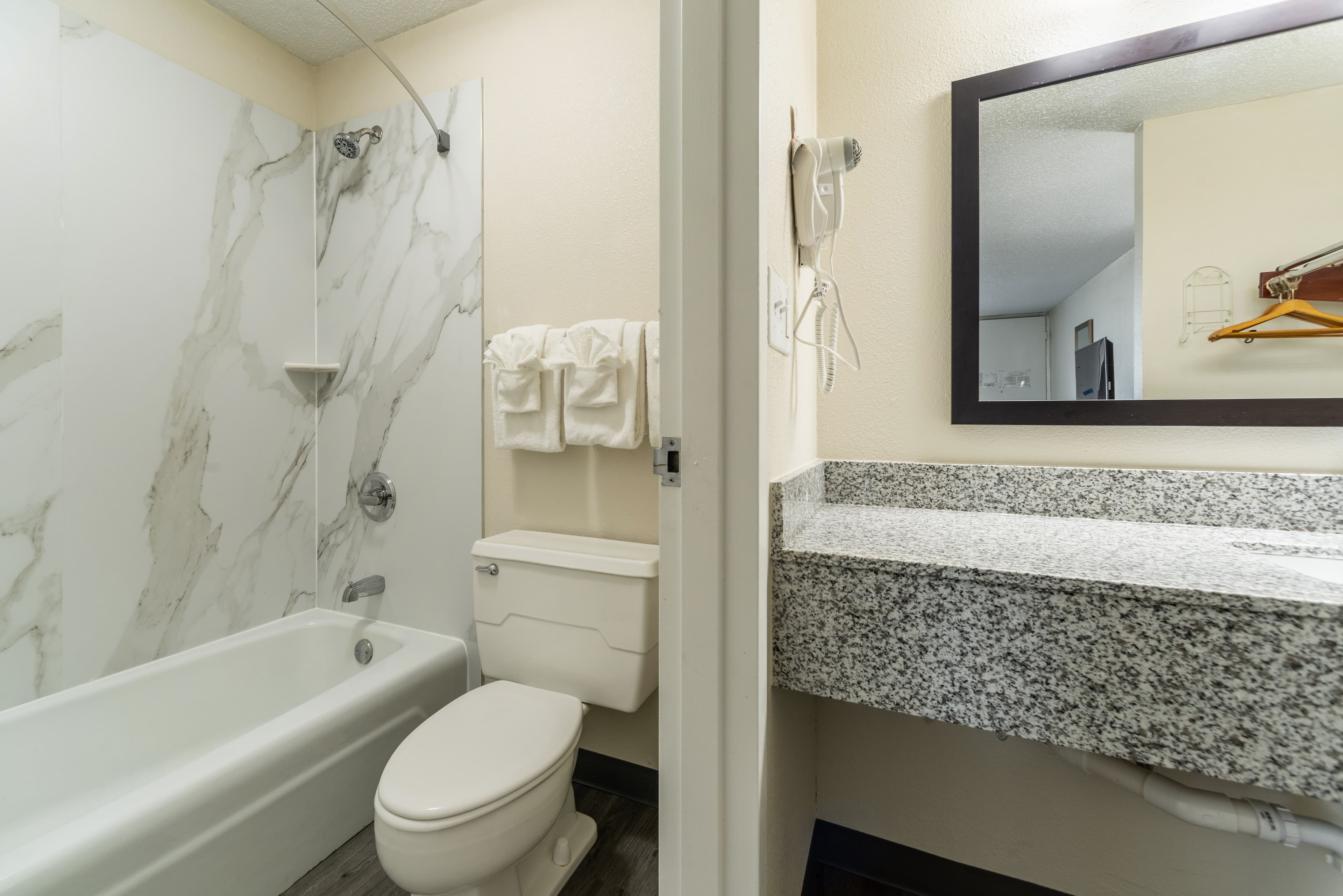 Quality Inn & Suites Vandalia near I-70 and Hwy 51 - Image 5