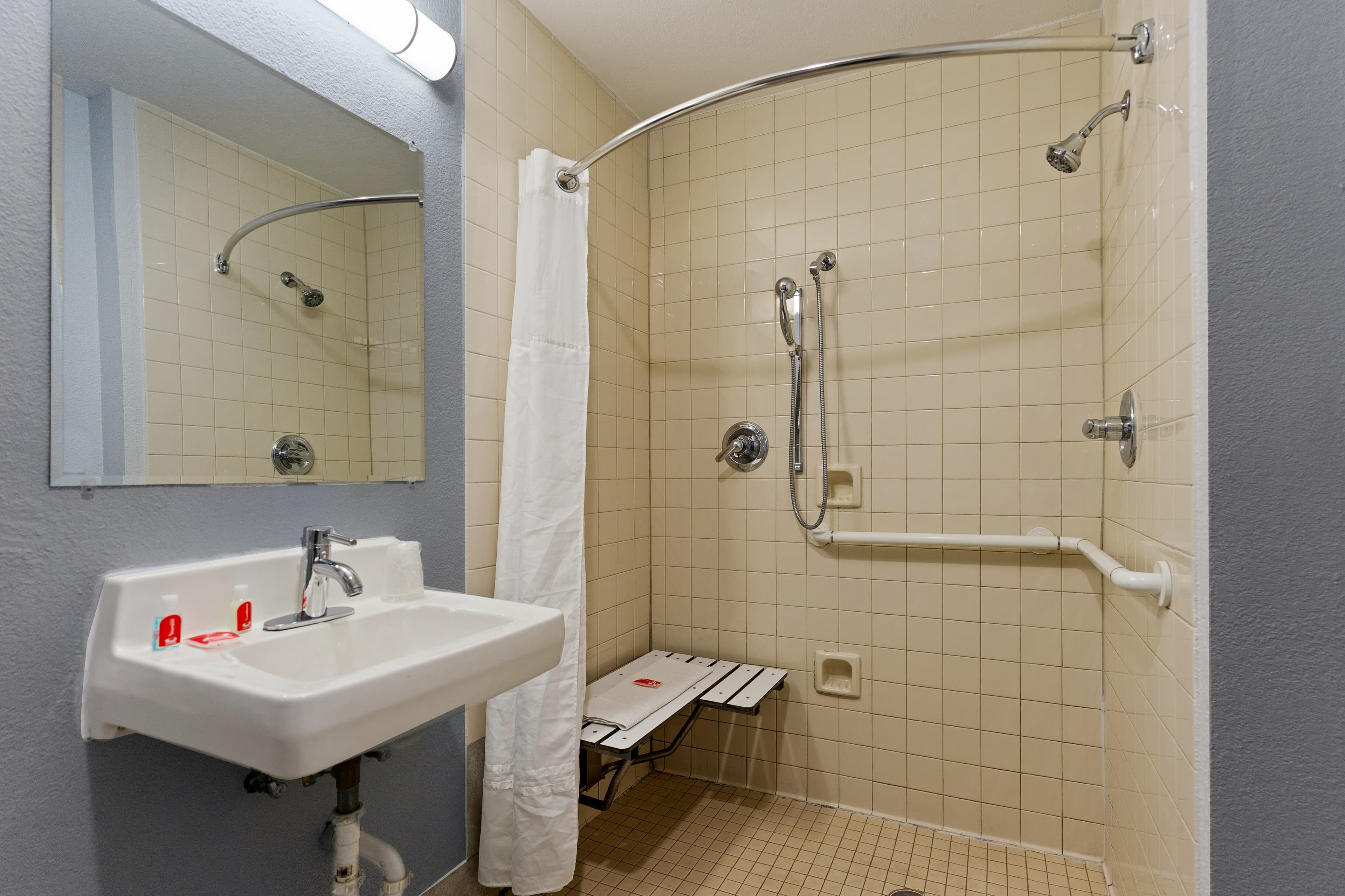 Econo Lodge Rockford Casino Area - Image 5