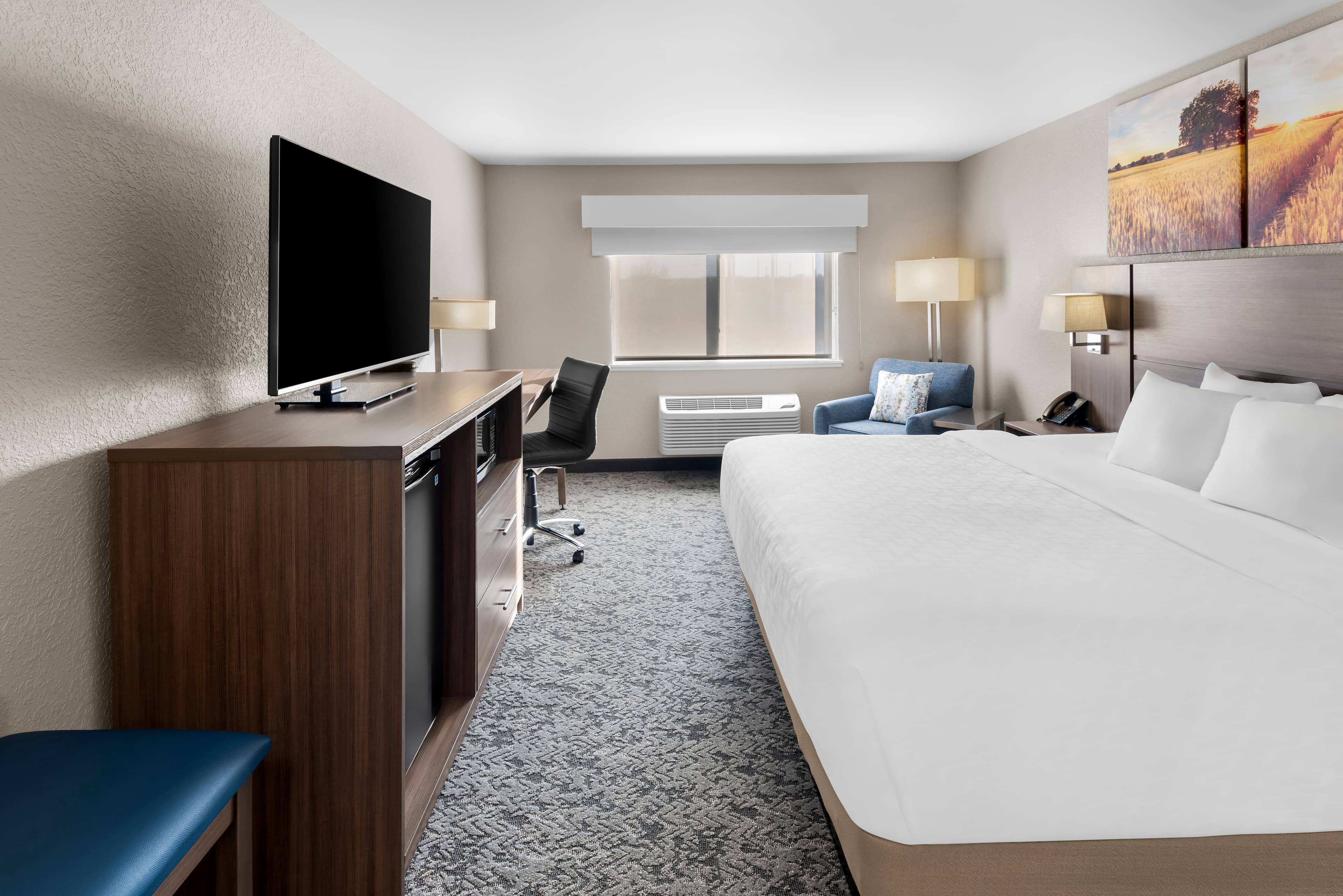 Clarion Pointe Mattoon near University — 7