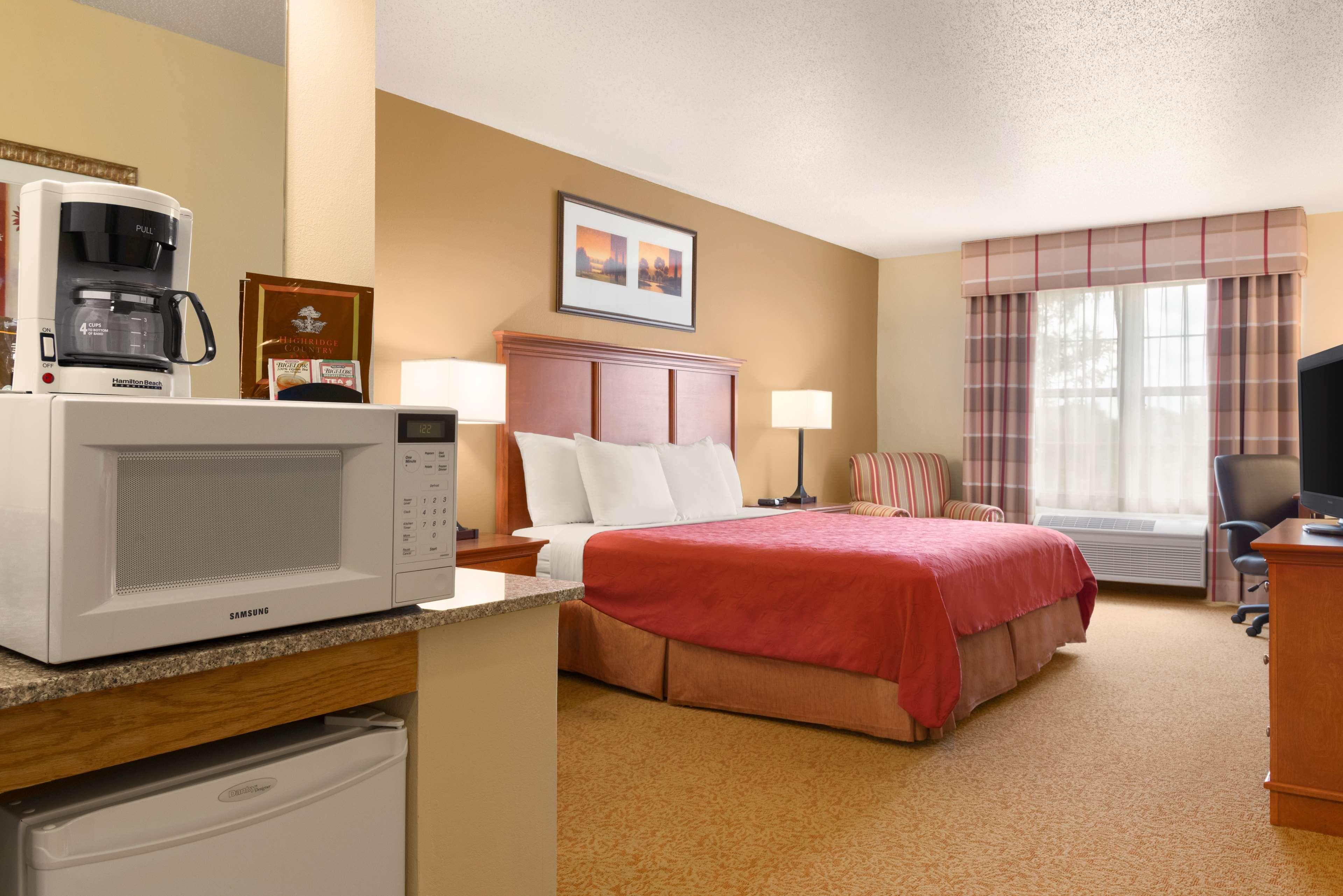 Country Inn & Suites by Radisson, Sycamore, IL - Image 2