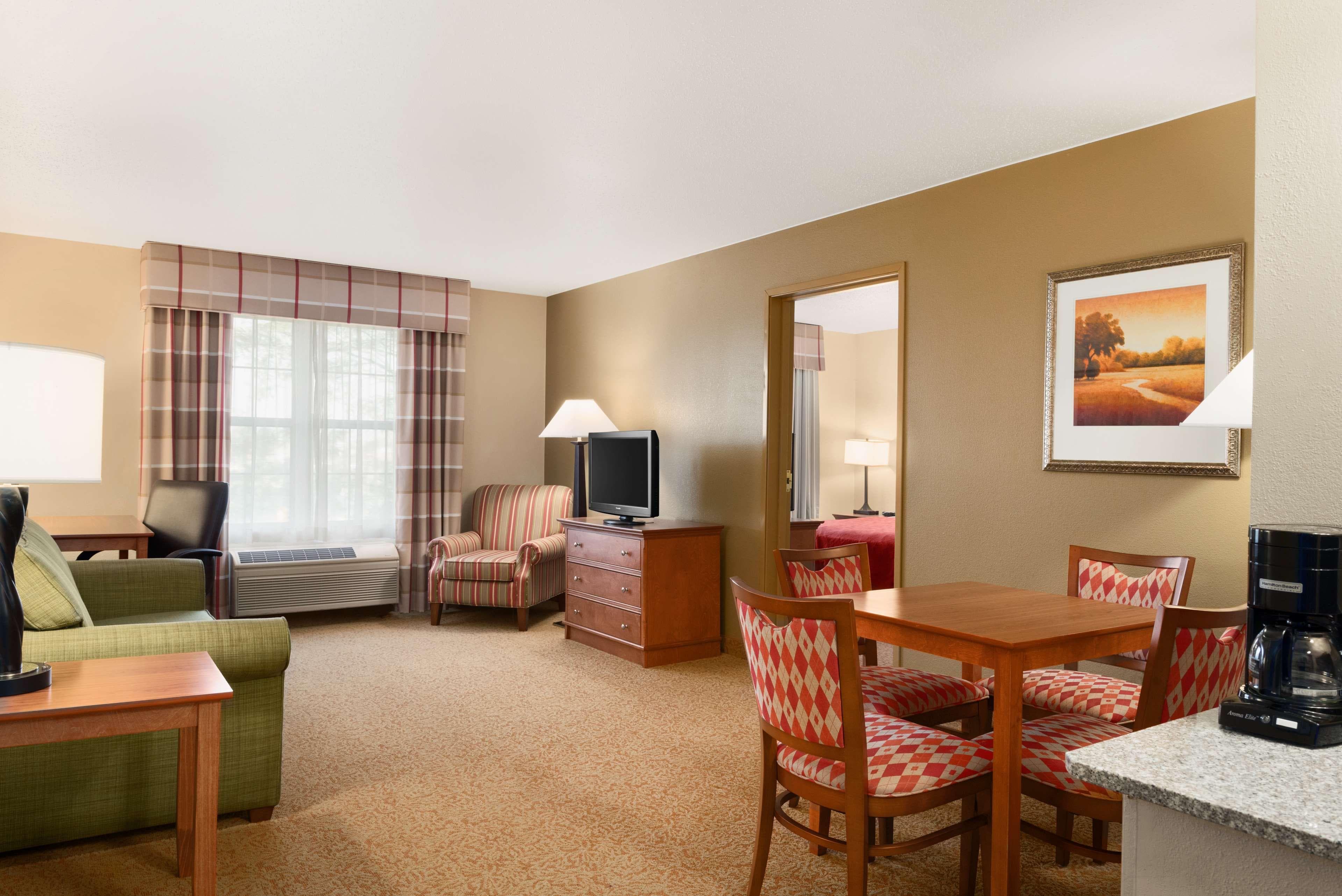 Country Inn & Suites by Radisson, Sycamore, IL - Image 4