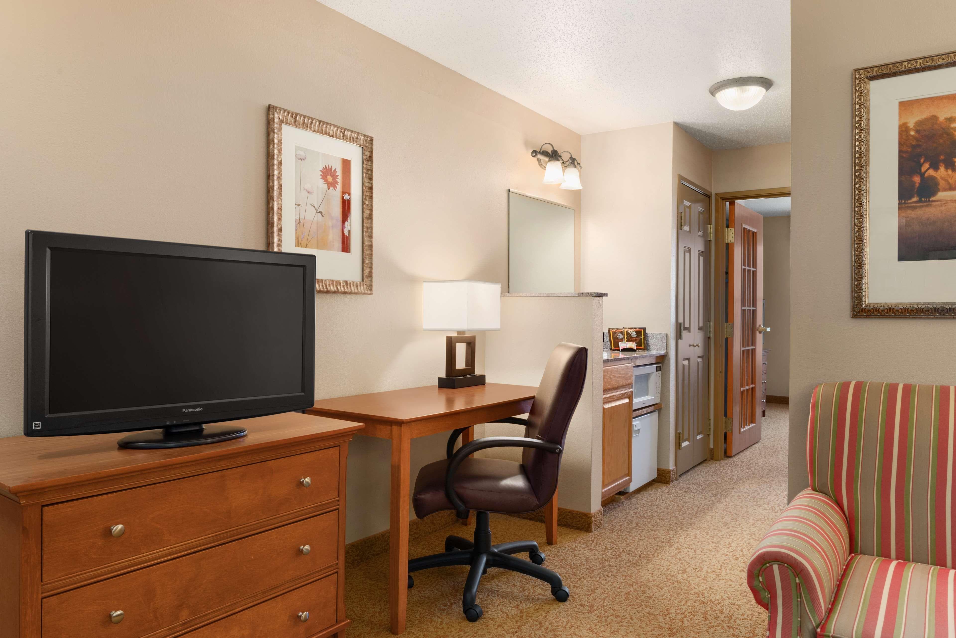 Country Inn & Suites by Radisson, Sycamore, IL - Image 5