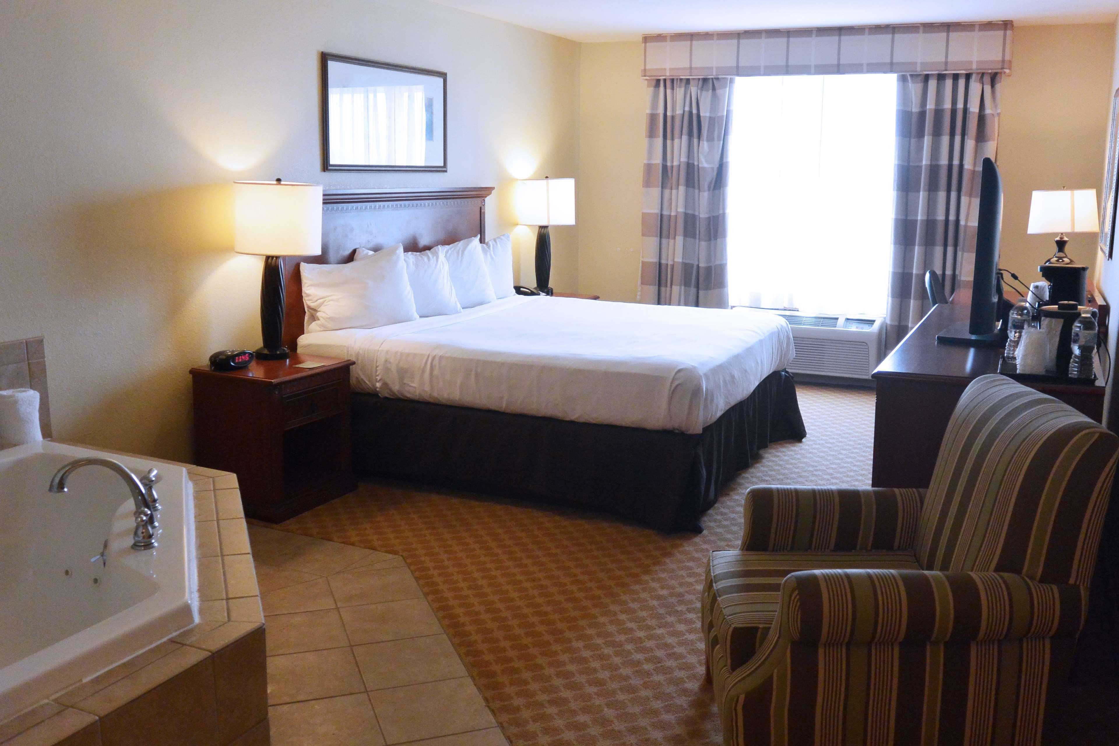 Country Inn & Suites by Radisson, Peoria North, IL - Image 5