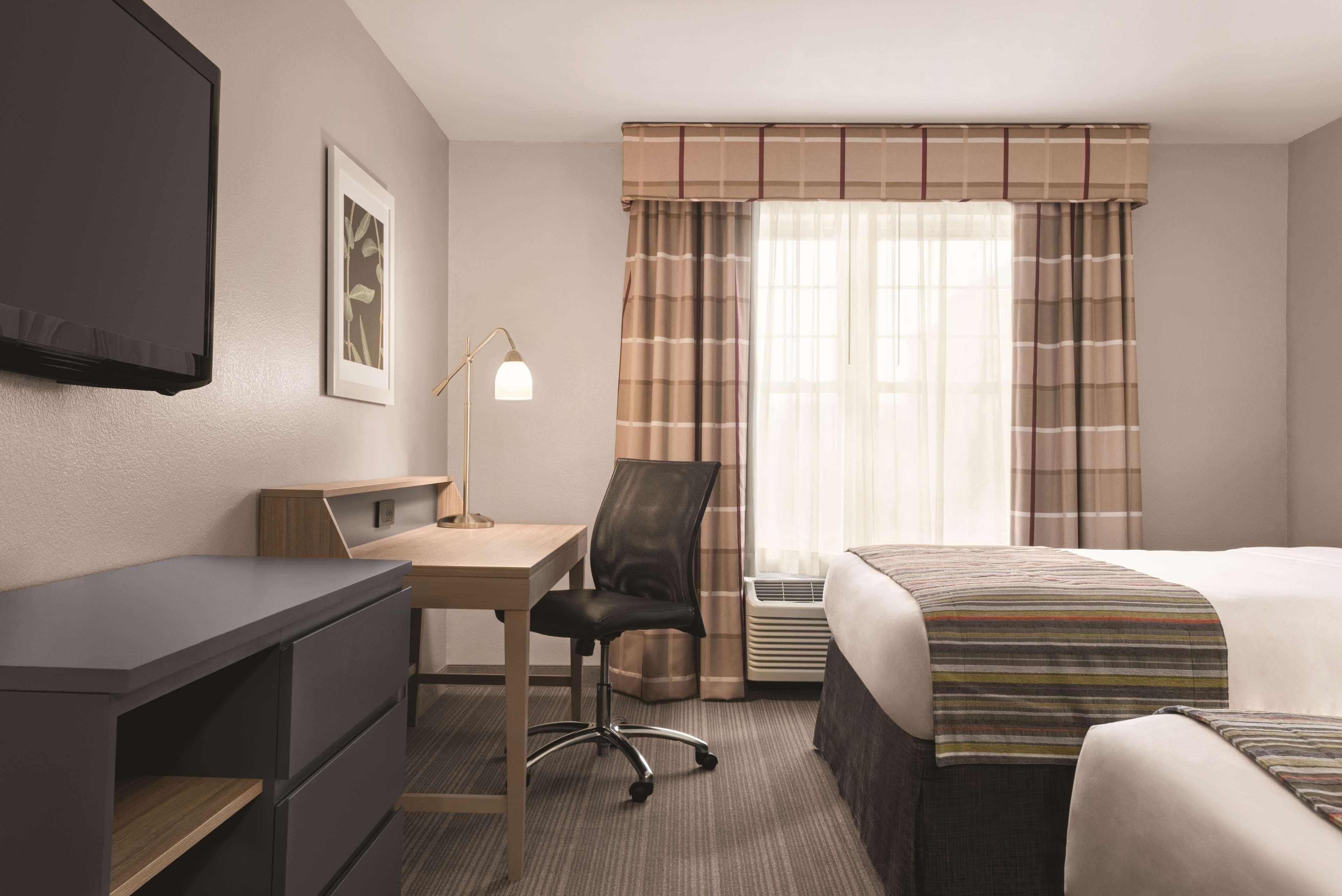 Country Inn & Suites by Radisson, Schaumburg, IL — 29