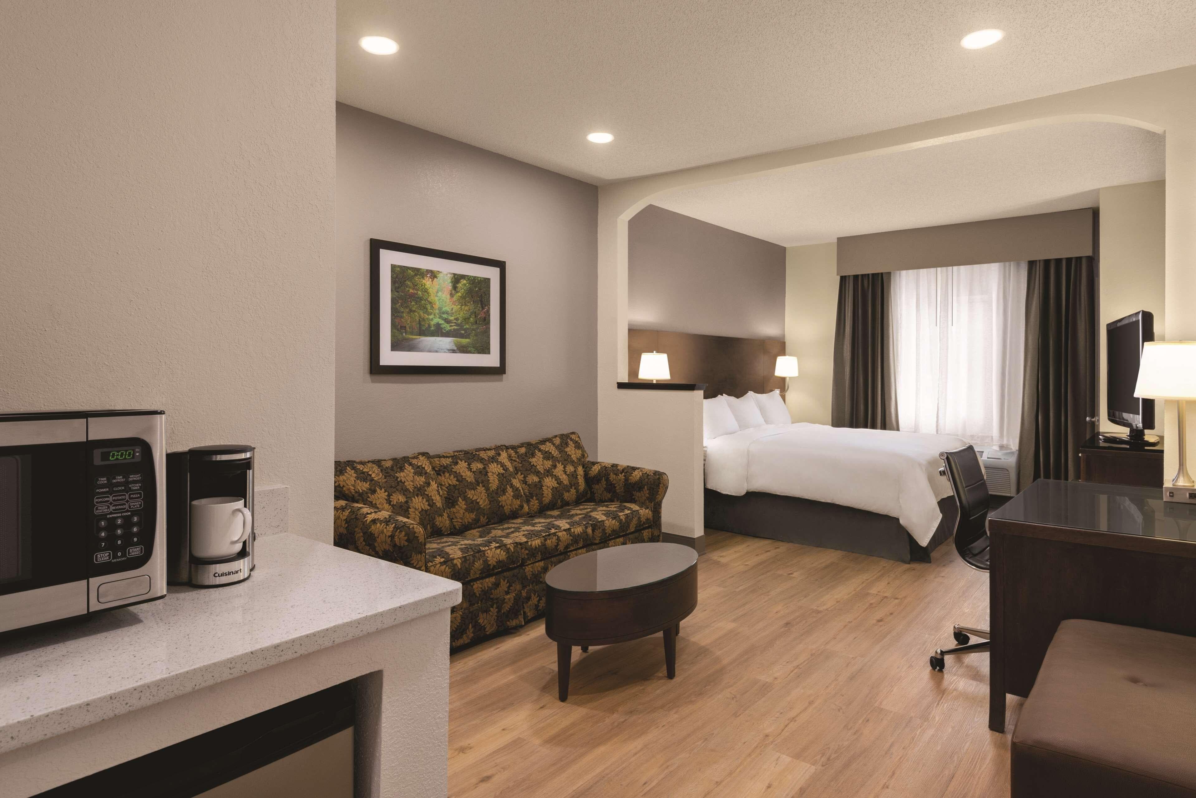 Radisson Hotel & Conference Center Rockford - Image 3