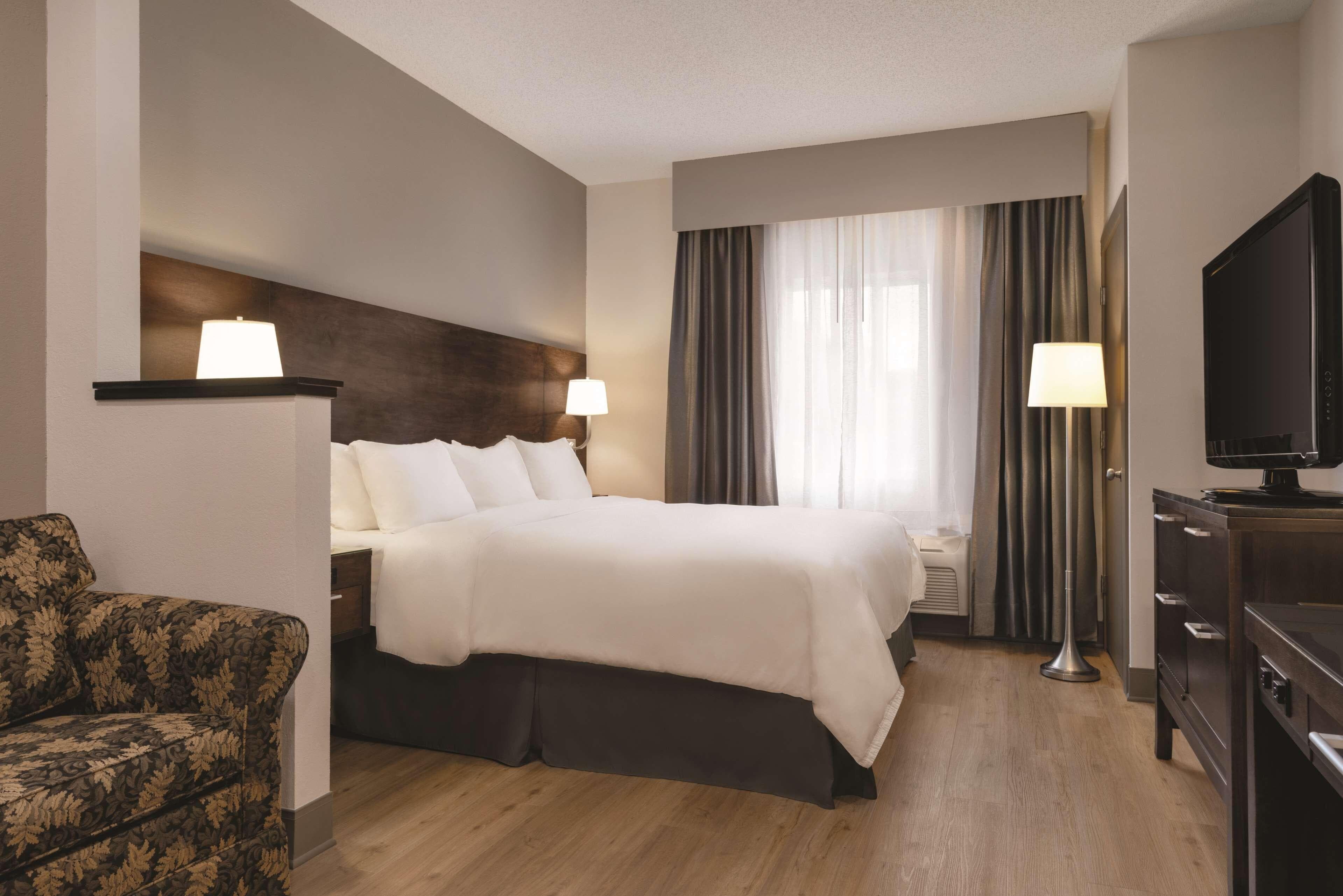 Radisson Hotel & Conference Center Rockford - Image 4