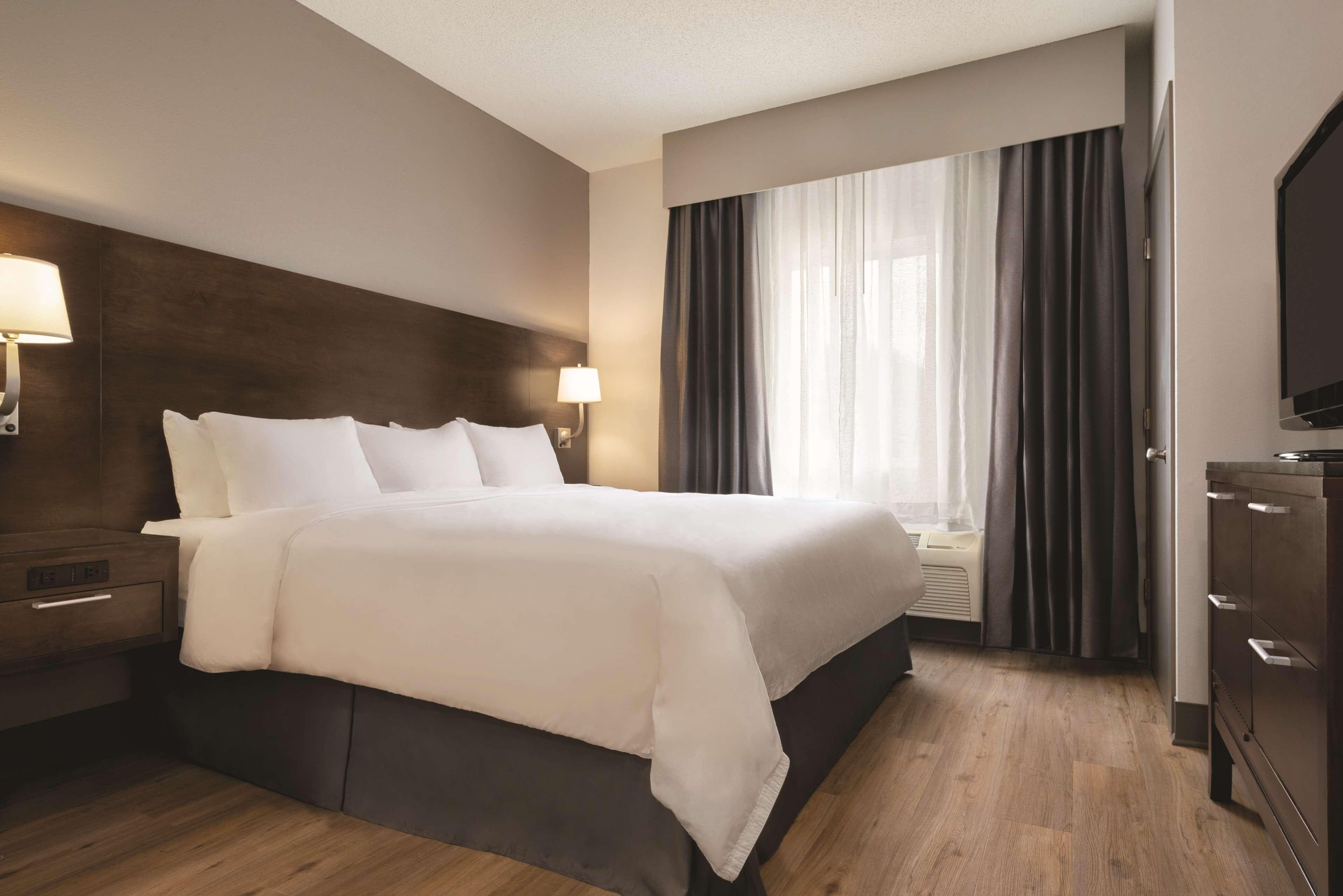 Radisson Hotel & Conference Center Rockford - Image 5
