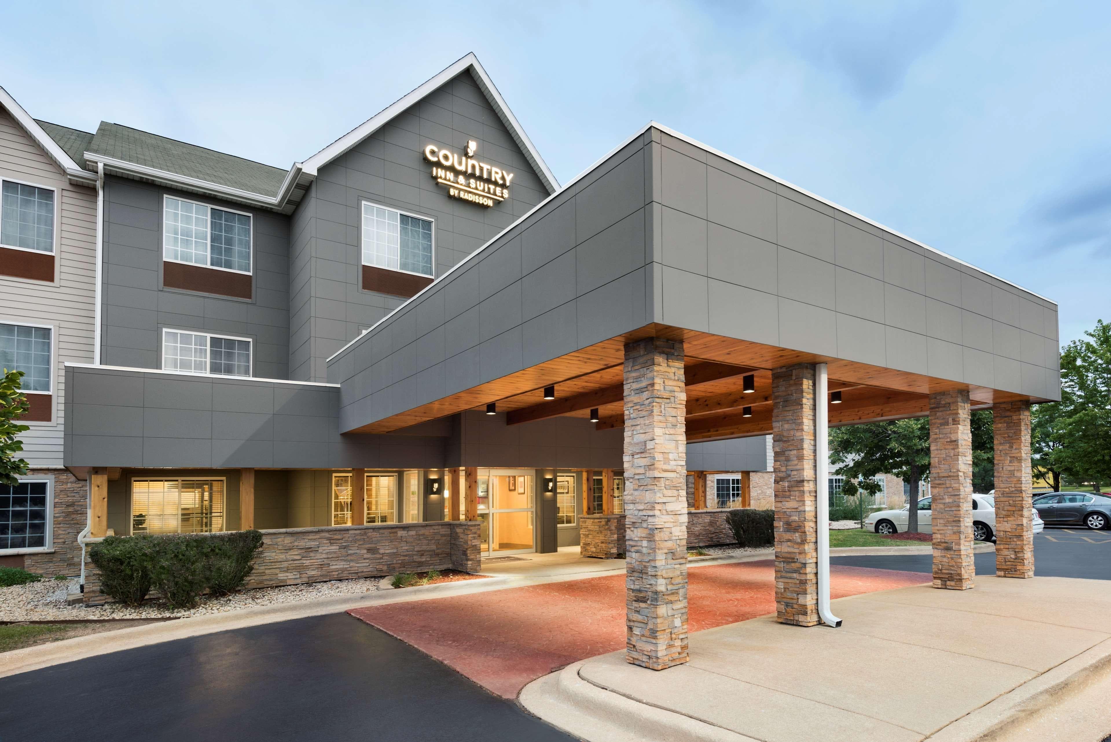 Country Inn & Suites by Radisson, Romeoville - Bolingbrook - Image 1