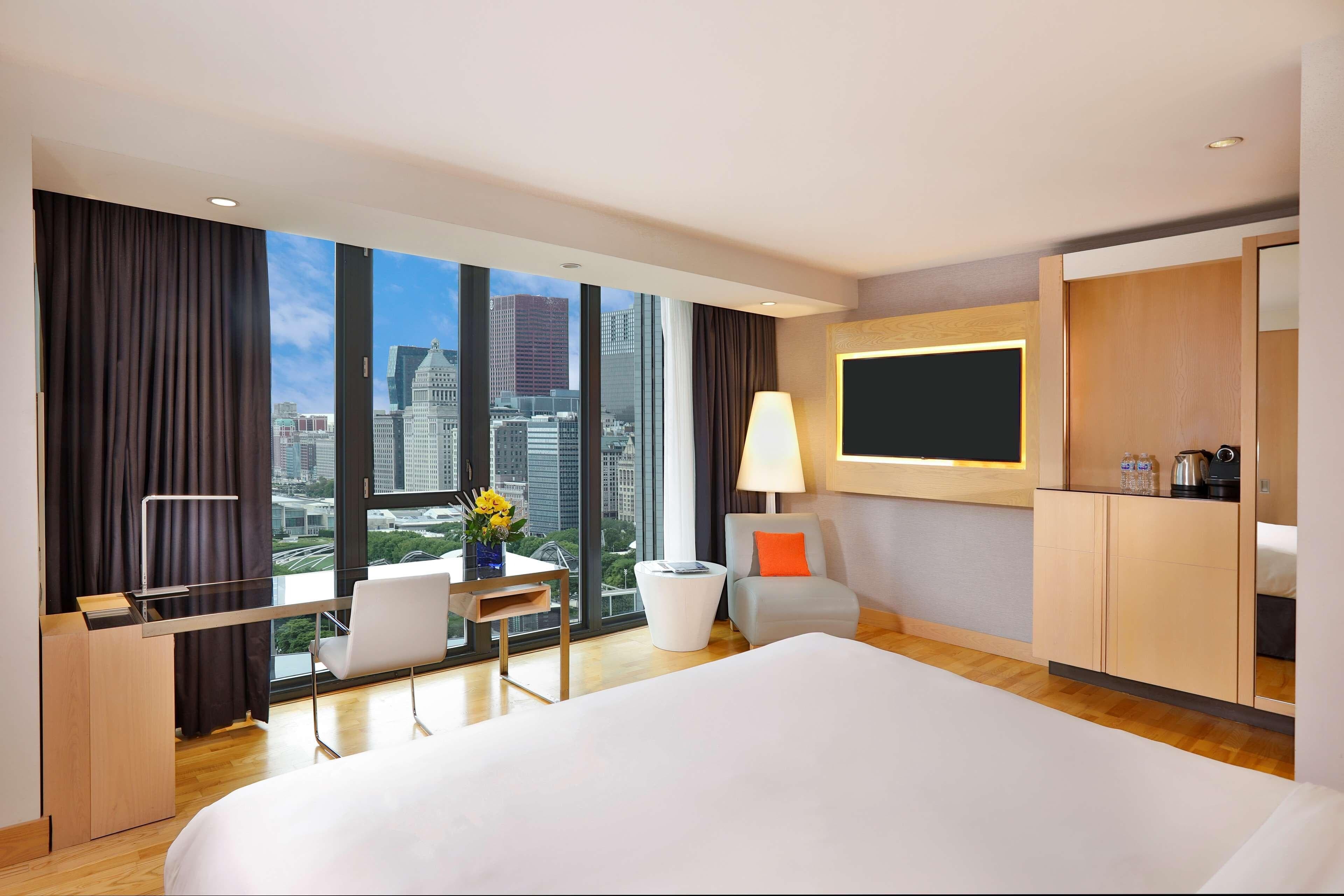 Radisson Blu Aqua Hotel, Chicago - Image 3