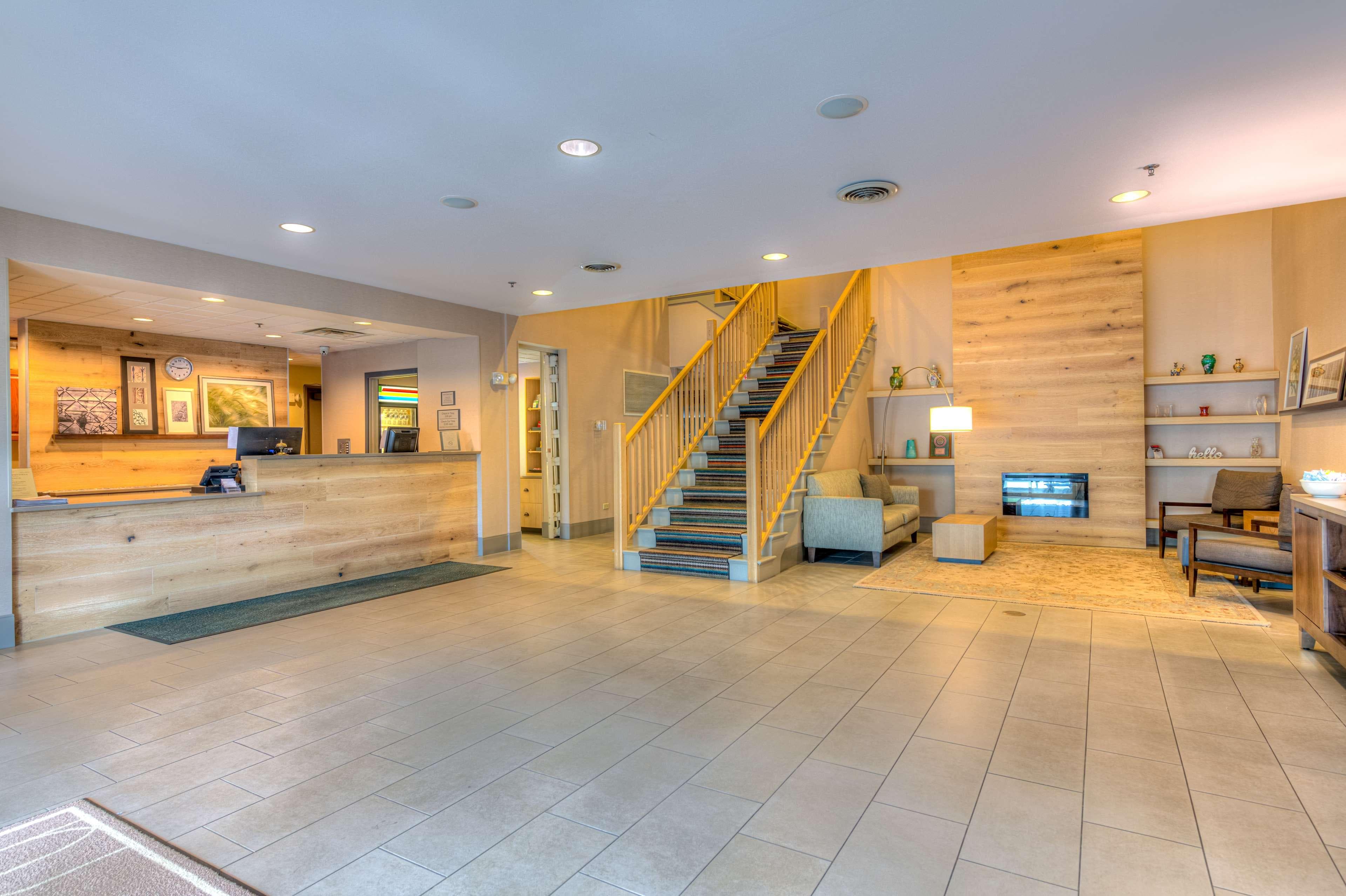 Country Inn & Suites by Radisson, Crystal Lake, IL - Image 1